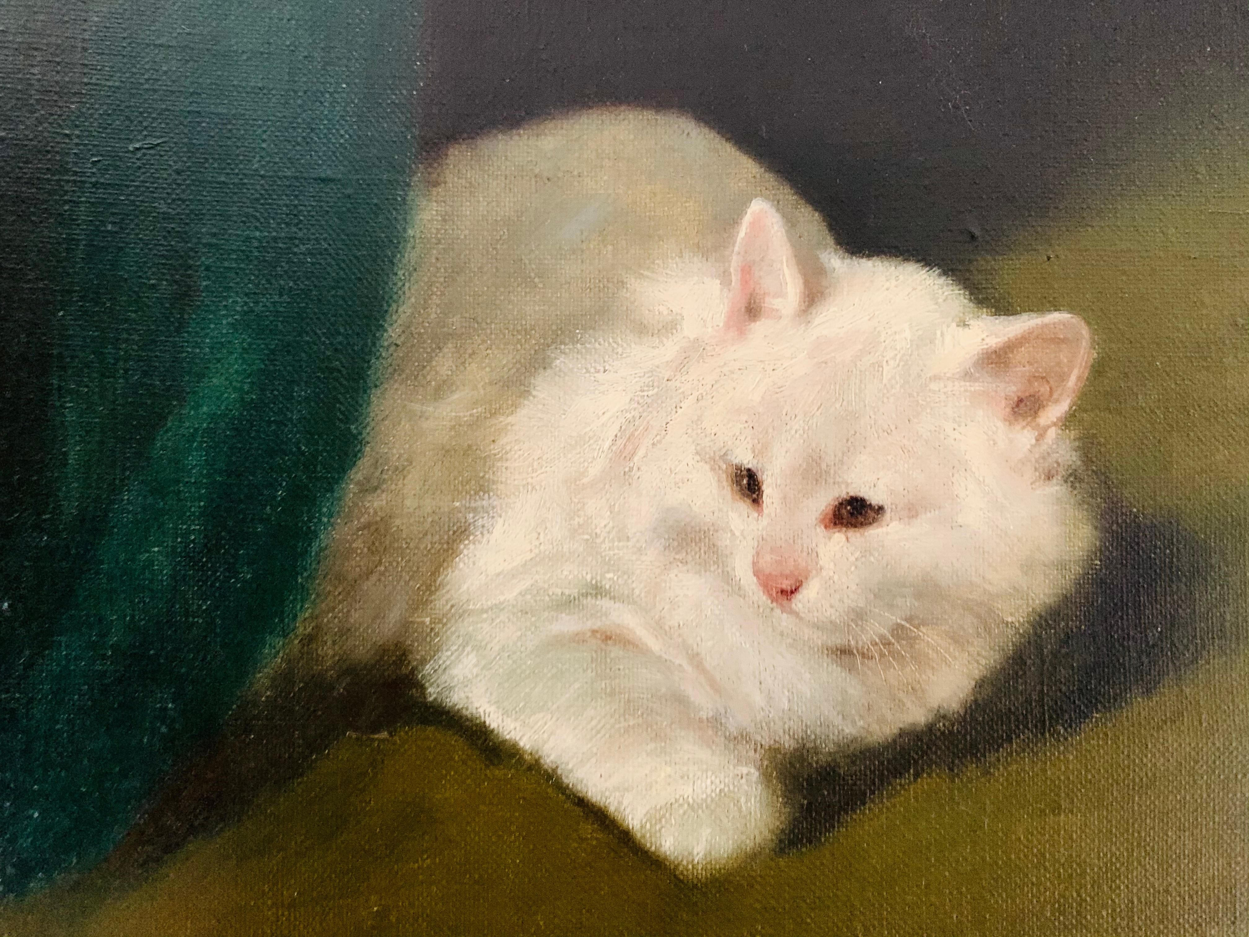 Deux chats blancs se détendant parmi des rideaux verts d'Arthur Heyer en vente 5