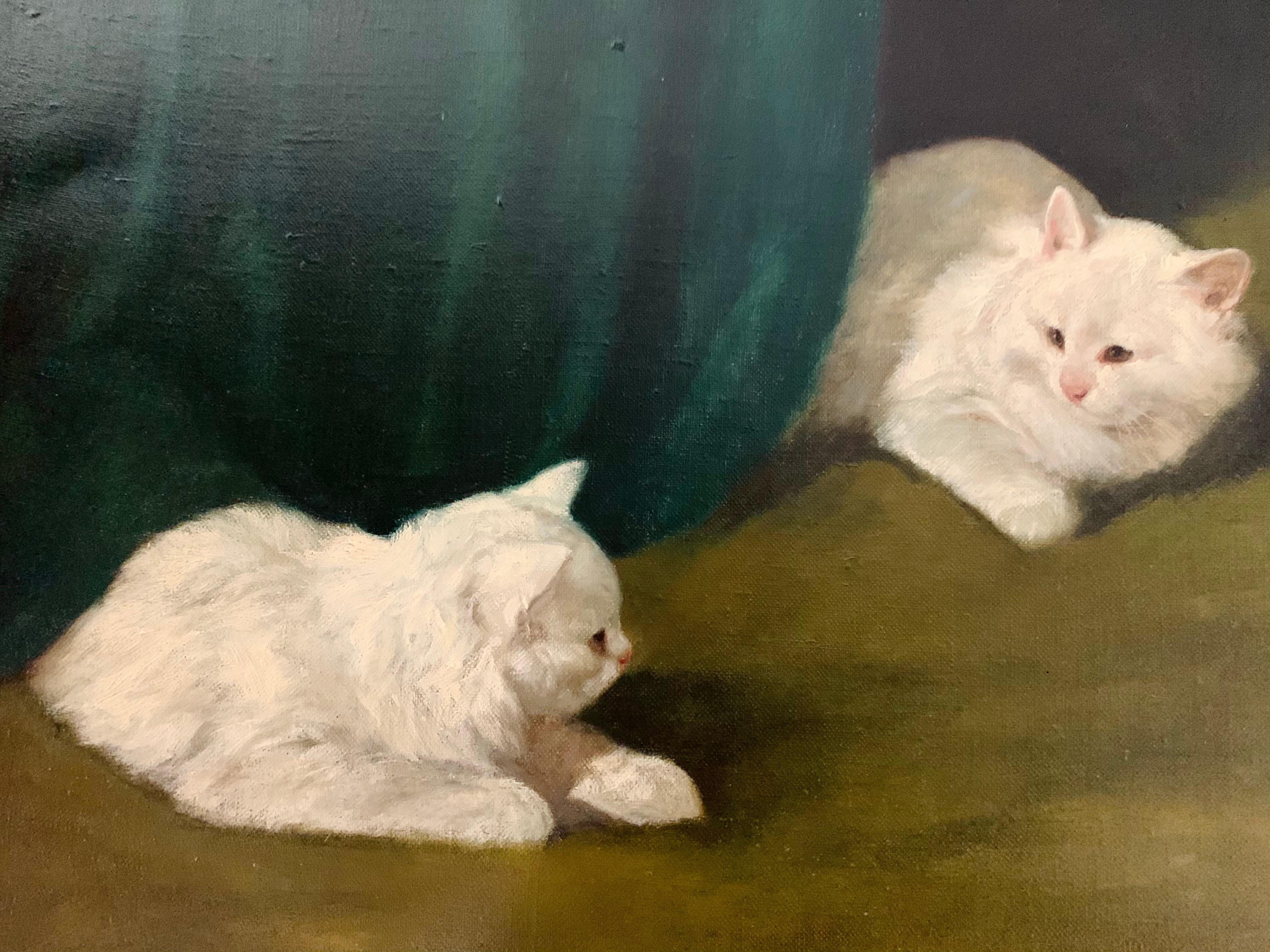 Deux chats blancs se détendant parmi des rideaux verts d'Arthur Heyer en vente 6