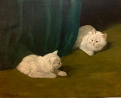 Deux chats blancs se détendant parmi des rideaux verts d'Arthur Heyer