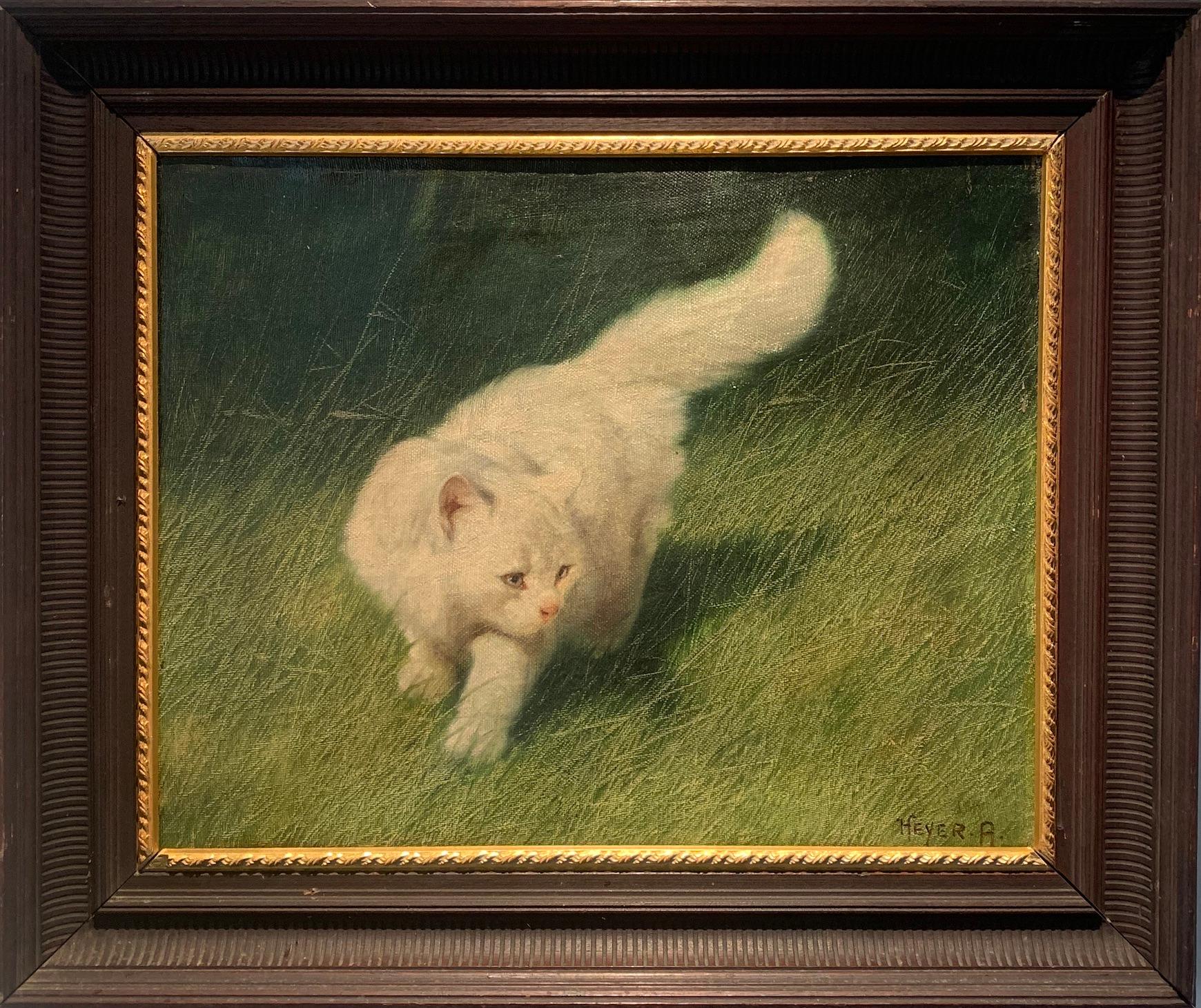 Questo dipinto olio su tela incorniciato di Arthur Heyer raffigura un simpatico gatto d'angora bianco a pelo lungo che si aggira in un campo erboso.  Il gatto è concentrato su qualcosa di non visibile in primo piano nel dipinto.  Lo stile di Heyer è
