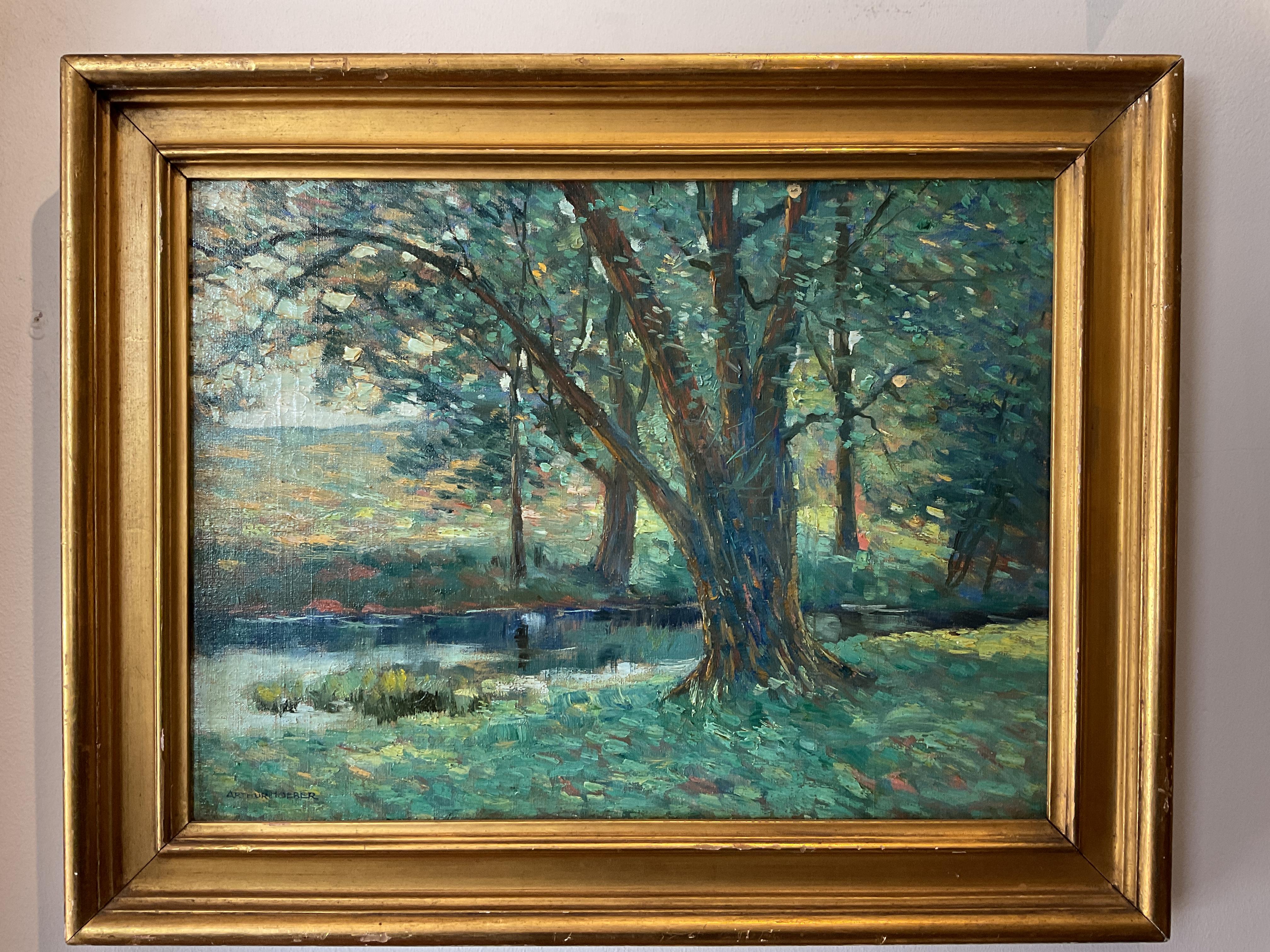 Cette magnifique peinture à l'huile impressionniste américaine représente un saule majestueux au bord d'un ruisseau. L'artiste Arthur Hoeber (1854-1915) a utilisé une palette colorée combinée à des touches de peinture dans un style impressionniste