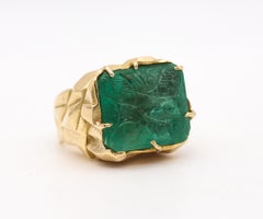 Arthur King 1970 Geometric Sculptural Ring In 18Kt Gold With 12.45 Cts Emerald