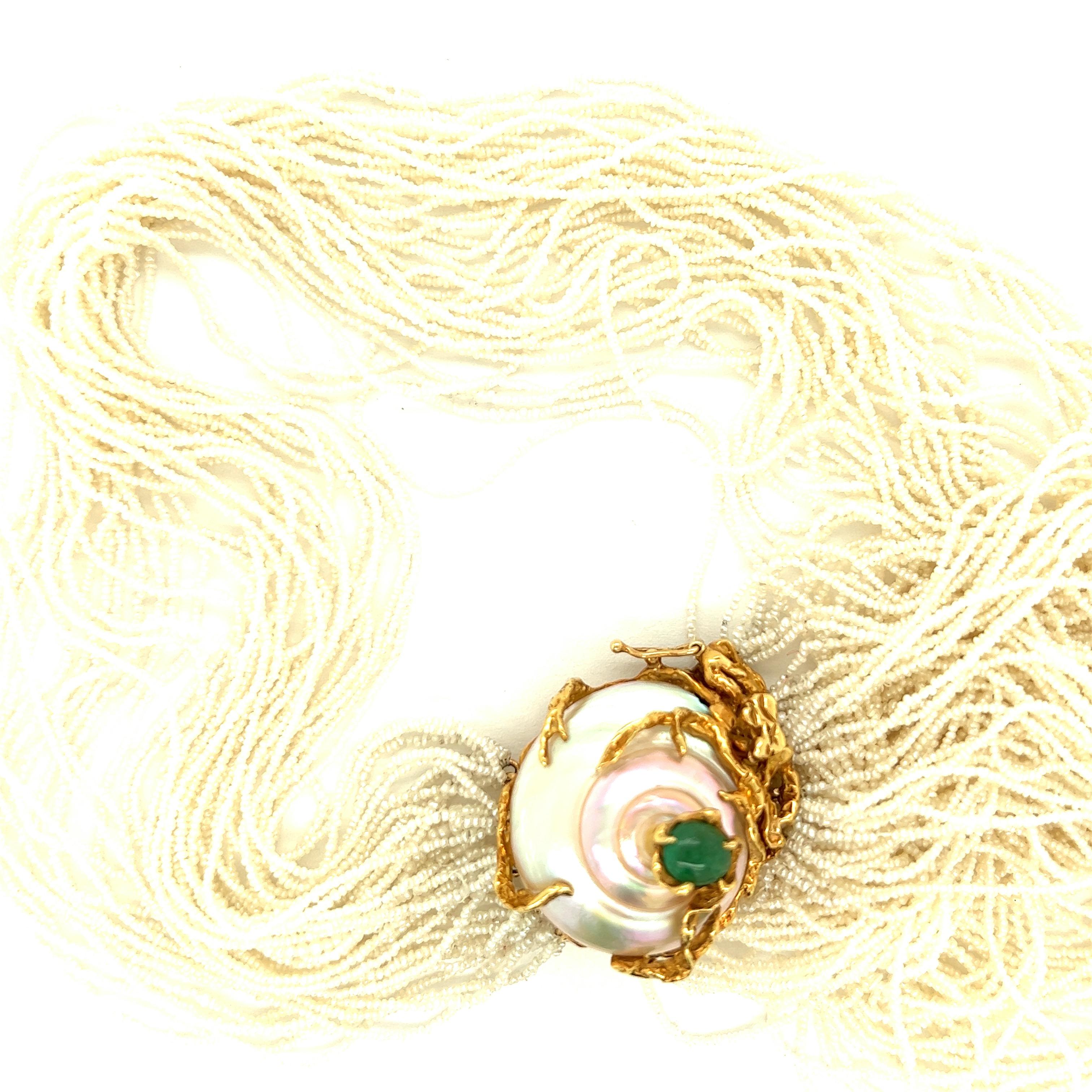 Arthur King Mehrreihige Perlen-Halskette mit Perlmutt-Muschel-Smaragd

Mehrere Stränge aus Saatperlen, mit Perlmuttschale als Verschluss, akzentuiert durch einen Cabochon-Smaragd (6,8 x 6,2 mm); gemarkt King, 18K

Größe: Länge 51 cm, Breite 3