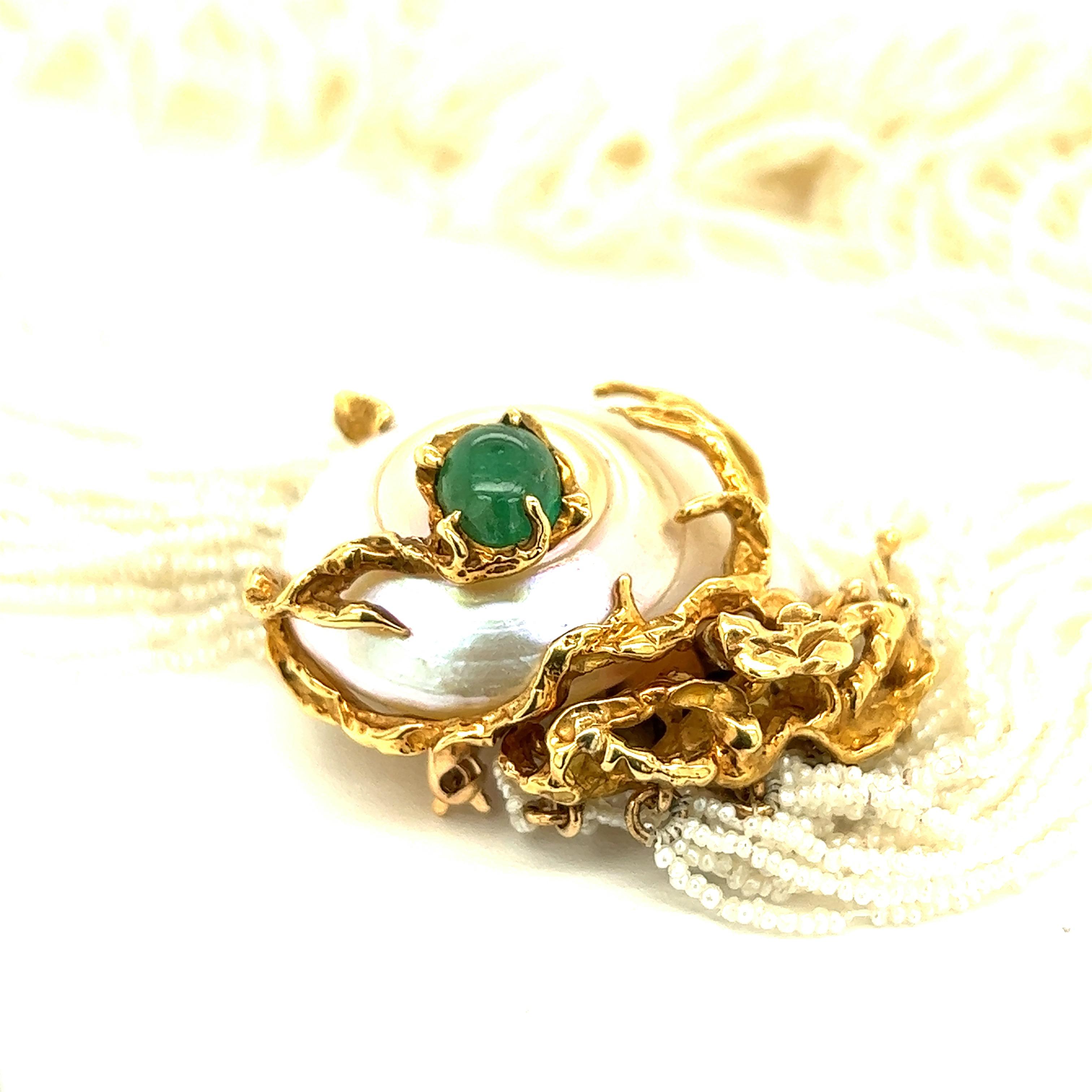 Arthur King Mehrreihige Perlen-Halskette mit Perlmutt-Muschel-Smaragd (Cabochon) im Angebot