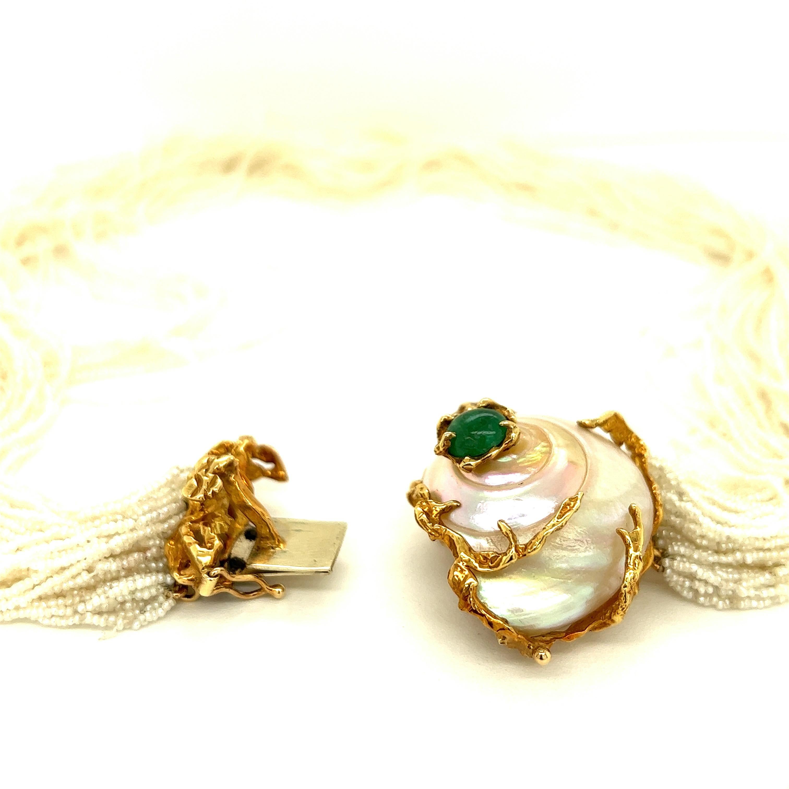 Arthur King Mehrreihige Perlen-Halskette mit Perlmutt-Muschel-Smaragd im Angebot 1
