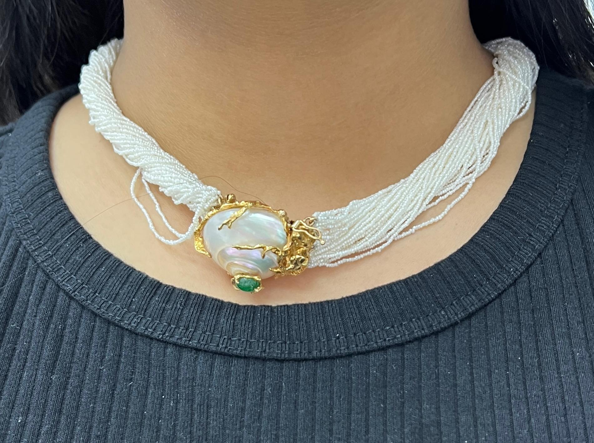 Arthur King Mehrreihige Perlen-Halskette mit Perlmutt-Muschel-Smaragd im Angebot 3