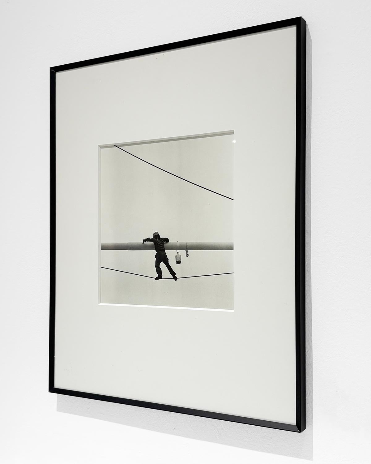 Malerbalken (S/W-Fotografie aus den 1950er Jahren von einem an einem Draht hängenden Mann) im Angebot 3