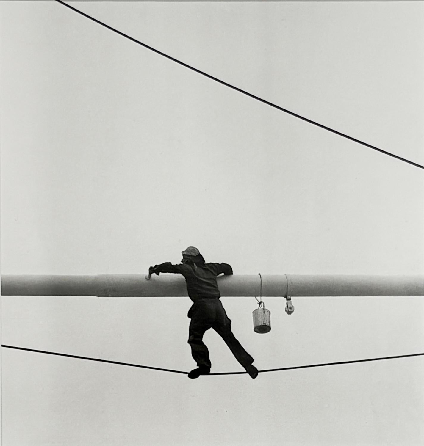 Arthur King Black and White Photograph – Malerbalken (S/W-Fotografie aus den 1950er Jahren von einem an einem Draht hängenden Mann)