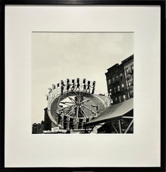 Up &Up (Photographie N&B des années 1950 d'un manège et d'appartements dans un parc d'attractions)