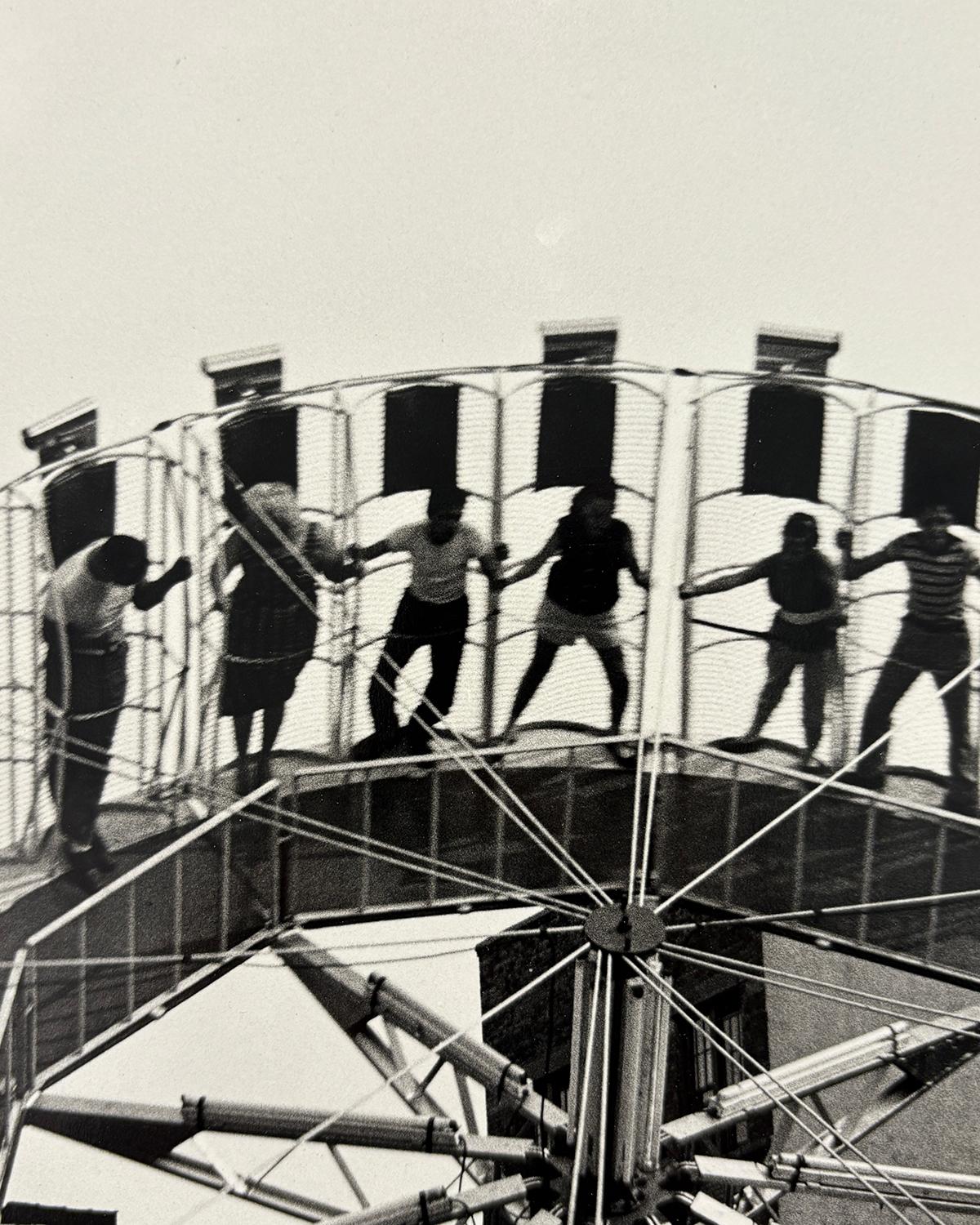 Round Up (S/W-Fotografie aus den 1950er Jahren von einem Vergnügungspark und Wohnungen) (Beige), Black and White Photograph, von Arthur King