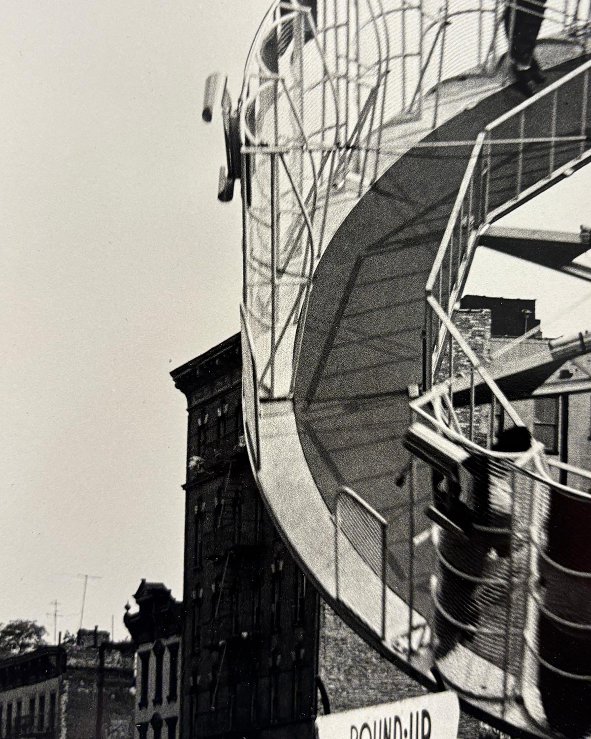 Round Up (S/W-Fotografie aus den 1950er Jahren von einem Vergnügungspark und Wohnungen) im Angebot 1