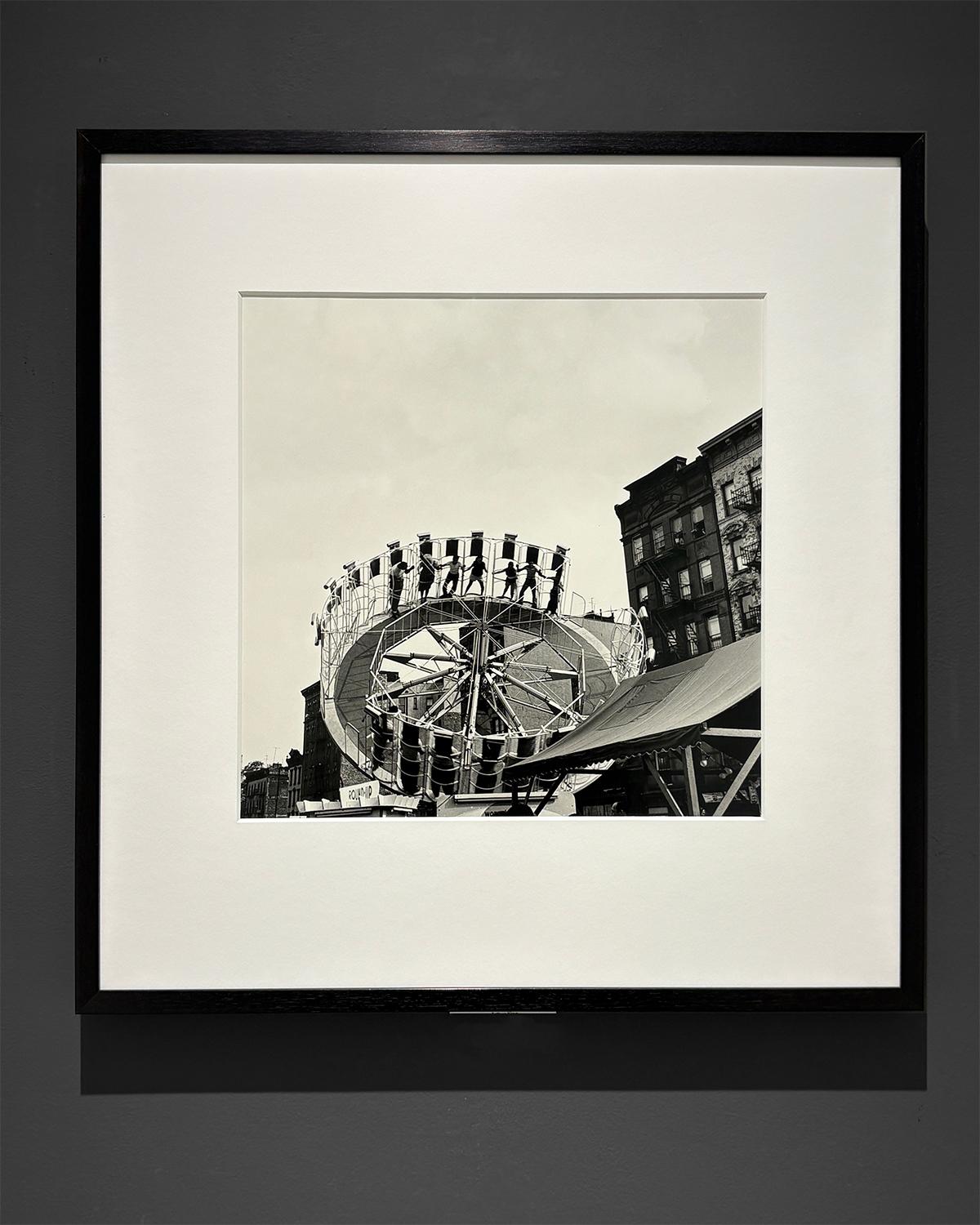 Round Up (S/W-Fotografie aus den 1950er Jahren von einem Vergnügungspark und Wohnungen) im Angebot 2