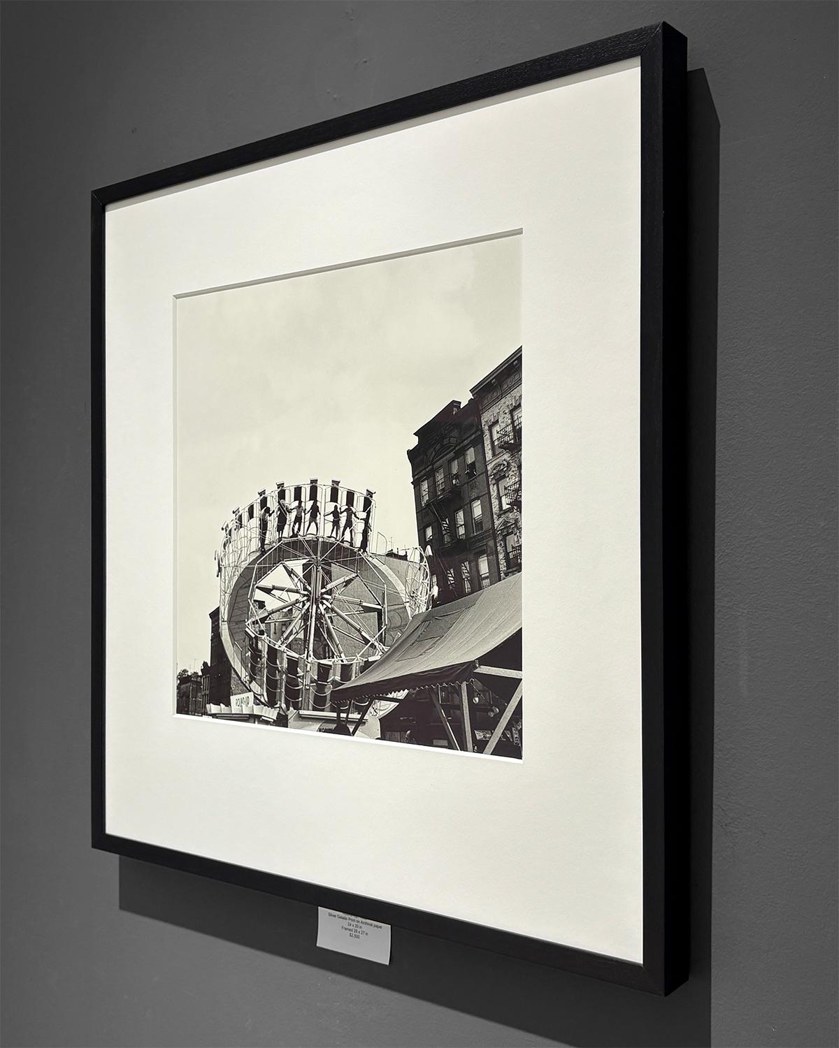 Round Up (S/W-Fotografie aus den 1950er Jahren von einem Vergnügungspark und Wohnungen) im Angebot 3