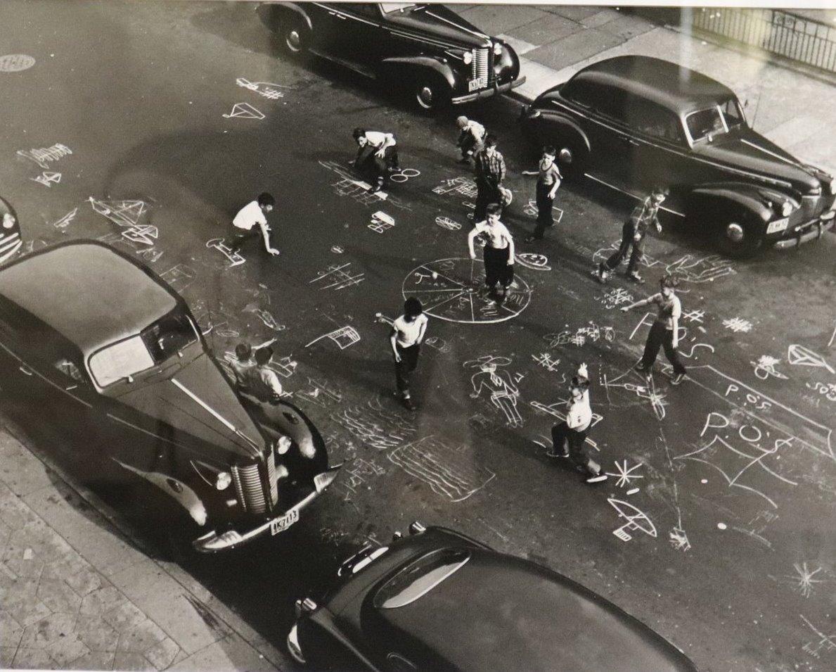 Jeux de craie de rue - Photograph de Arthur Leipzig