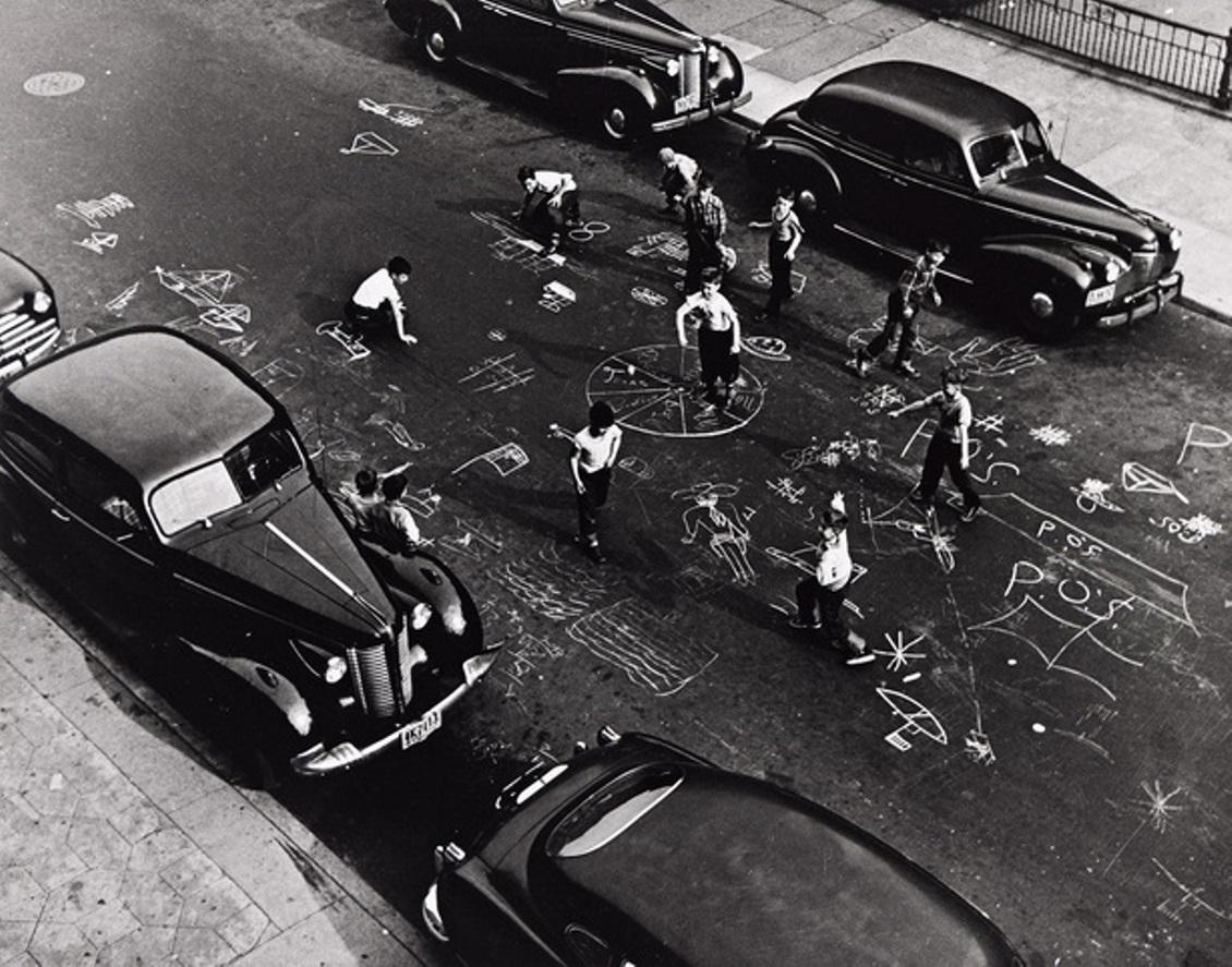 Black and White Photograph Arthur Leipzig - Jeux de craie de rue