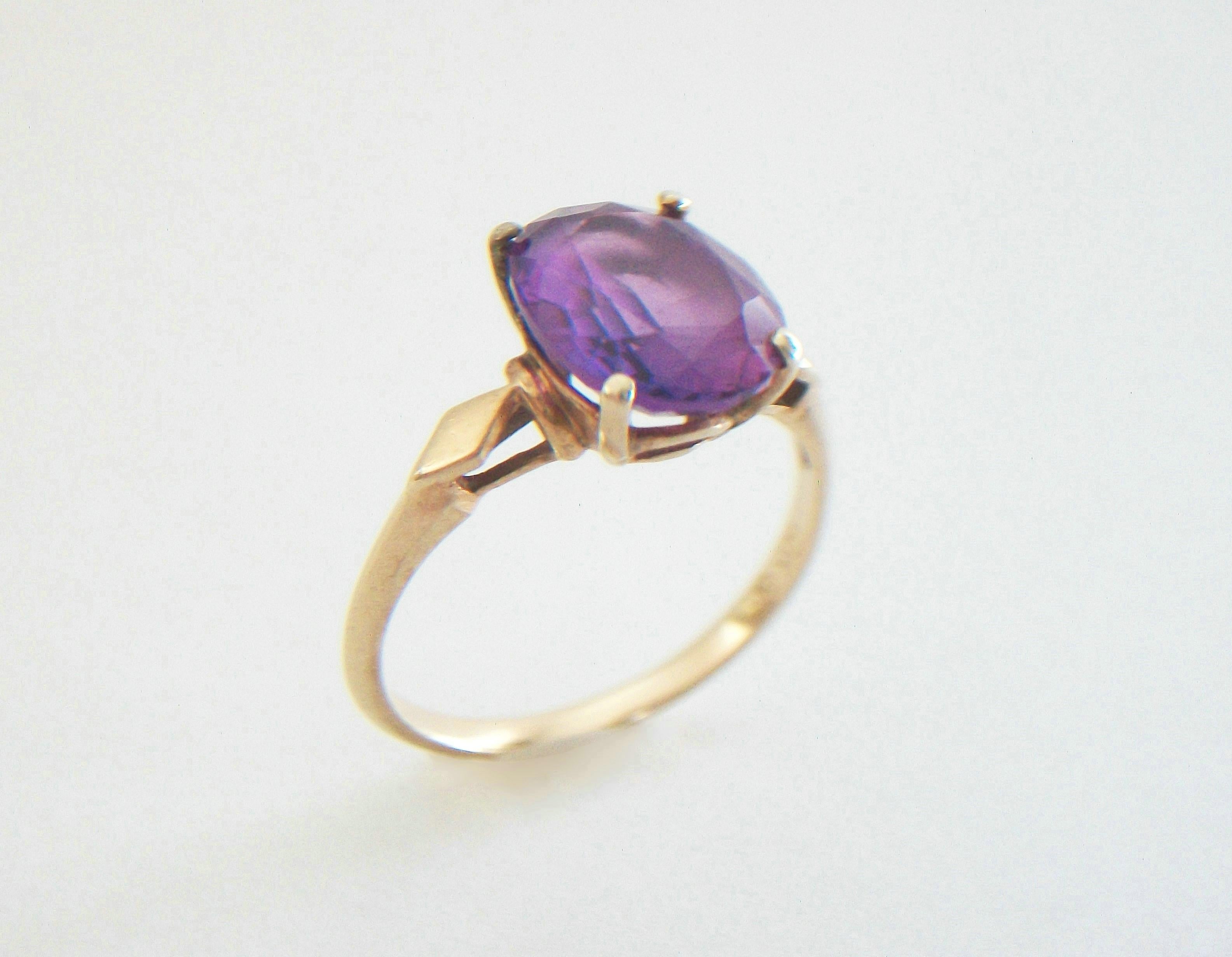 ARTHUR M. ANDERSON - Art Deco Amethyst and 10K yellow gold ring - classic style - featuring one prong set purple Amethyst (oval faceted - approx. 3.01 carats - 8 mm. Wide x 10 mm. High x 5 mm. Deep) - 1.5 mm. band width - signed A (within a circle)