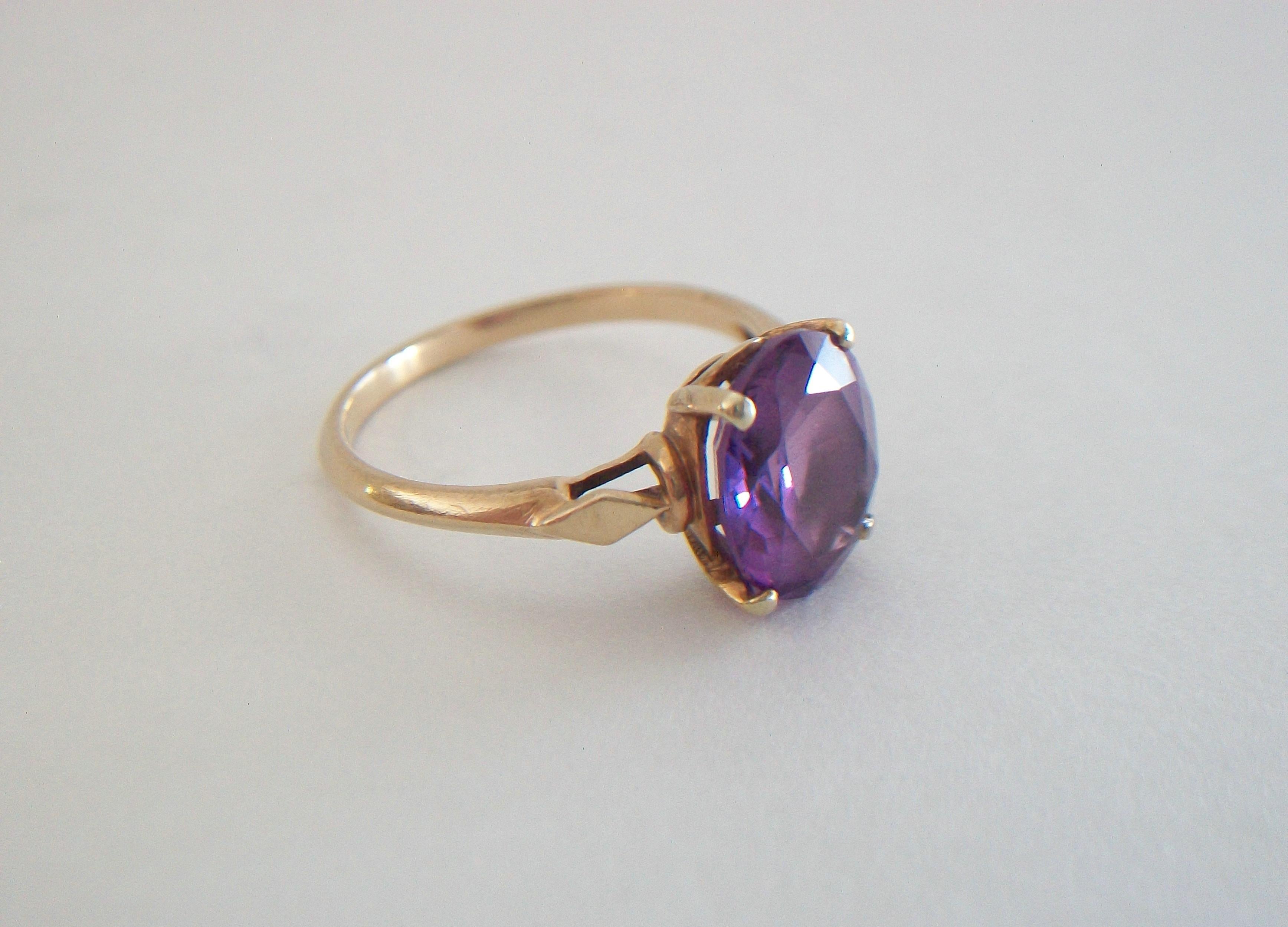 Art Deco ARTHUR M. ANDERSON - Amethyst & 10K Gold Ring - United States - 20th Century For Sale