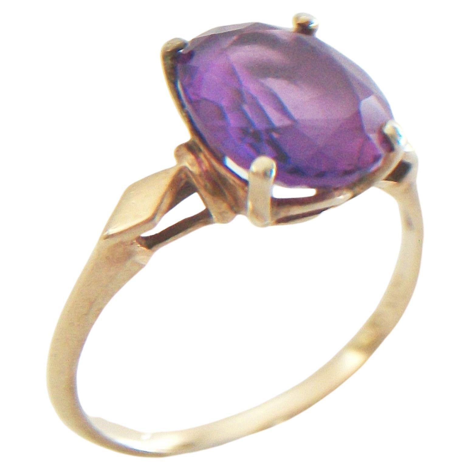 ARTHUR M. ANDERSON - Amethyst & 10K Gold Ring - United States - 20th Century For Sale