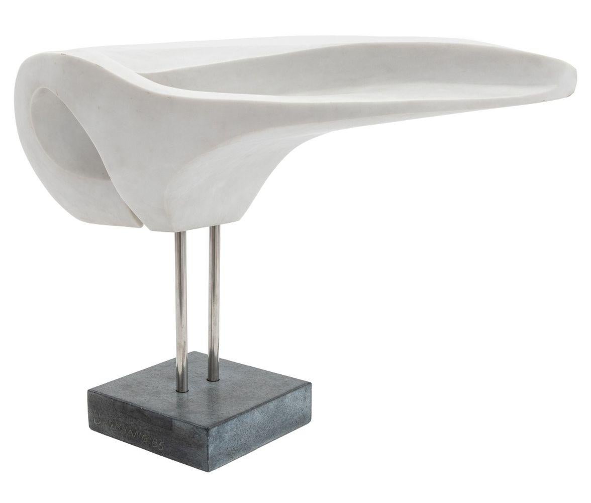 Arthur M. Bernhang (americano, XX) Scultura in marmo grigio, 1985, la forma astratta è posta in cima a due supporti cromati fissati a una base in pietra dura, firmata e datata. Complessivamente: 16,75
