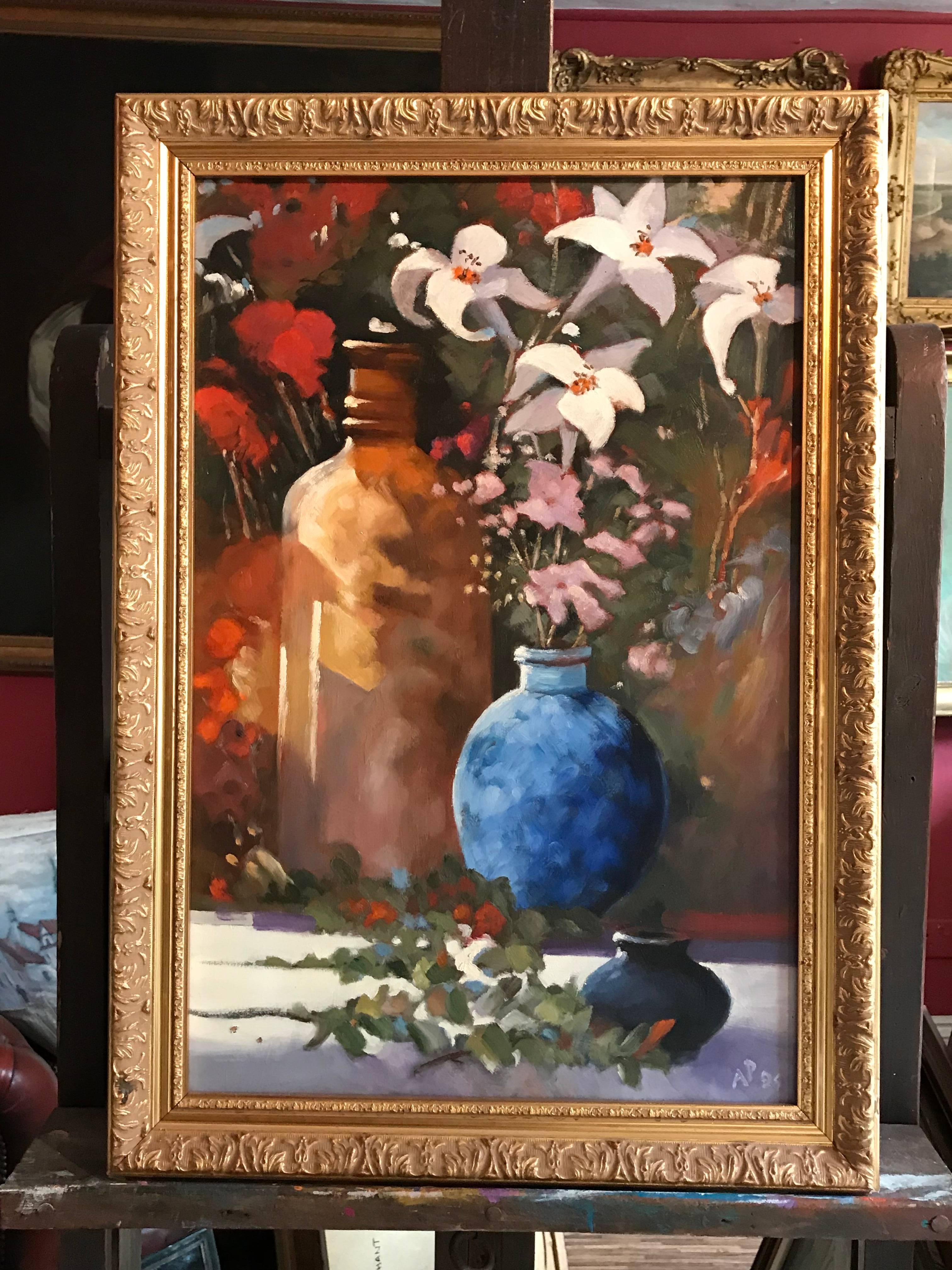 Natura morta britannica Gigli e vaso blu, olio firmato - Painting di Arthur Pass