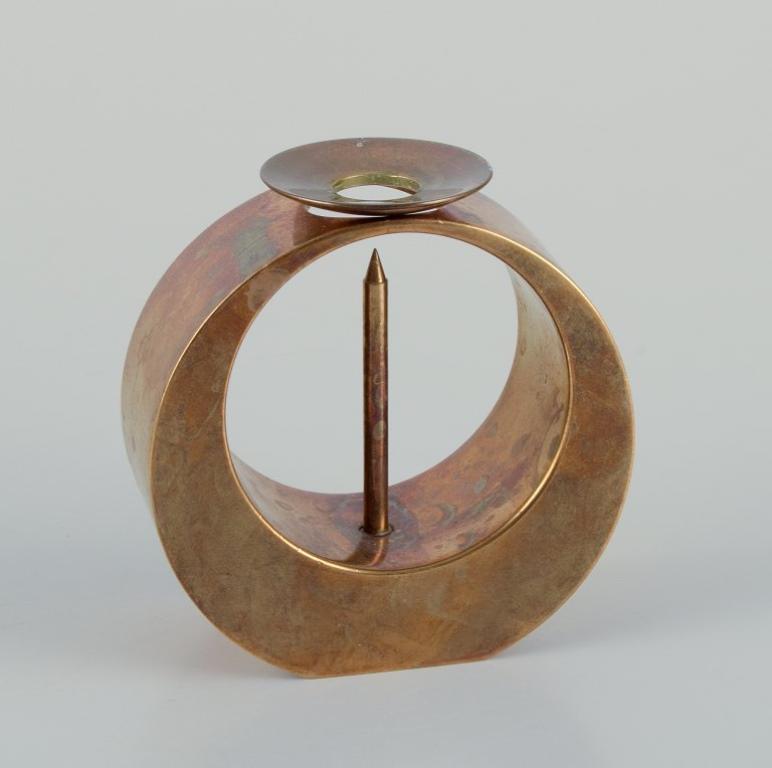 Moderno Arthur Pe per Kolbäck, Svezia. Tre candelabri in ottone. Circa 1970. in vendita
