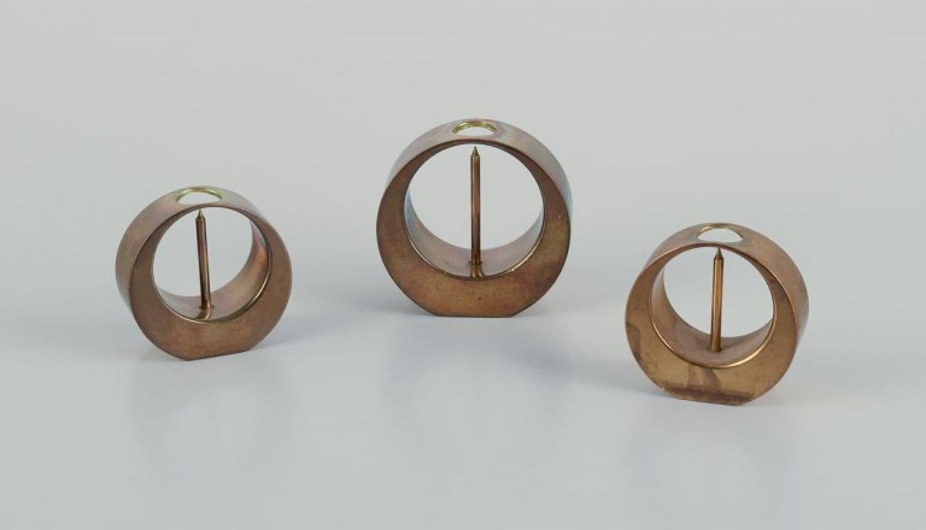 Arthur Pe para Kolbäck, Suecia.
Tres candelabros pequeños de latón.
Desde alrededor de 1970.
Diseño modernista y elegante.
Marcado.
En excelente estado, con mínimas señales de uso.
Dimensiones: An 6,0 cm x Al 5,5 cm.
Dimensiones: An 5,0 cm x Al 4,5