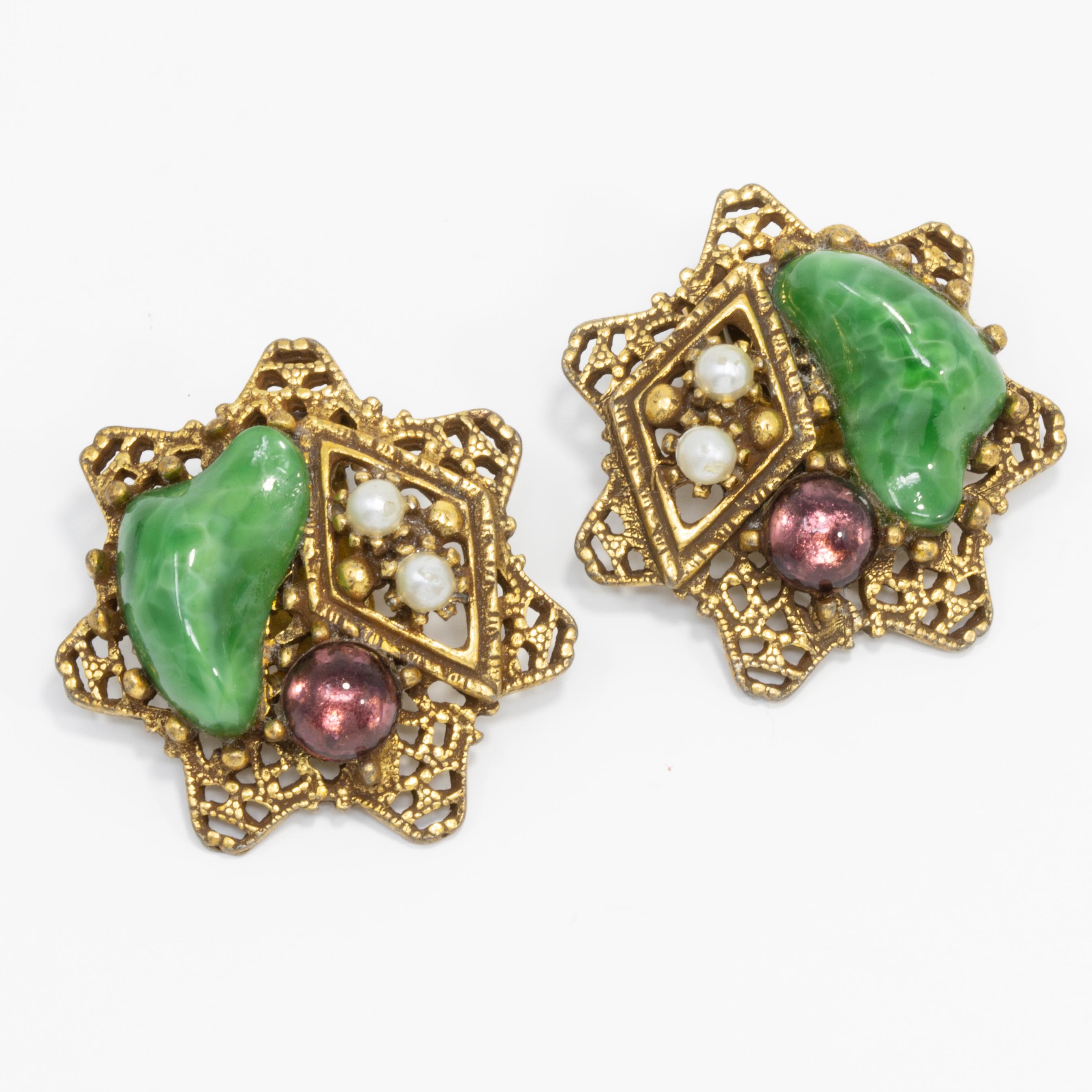 Ein Paar Arthur-Pepper-Ohrringe aus den 1950er Jahren mit goldfarbenen Sternen, die mit Jade- und Amethystkristallen und Kunstperlen verziert sind.

Markenzeichen: Art