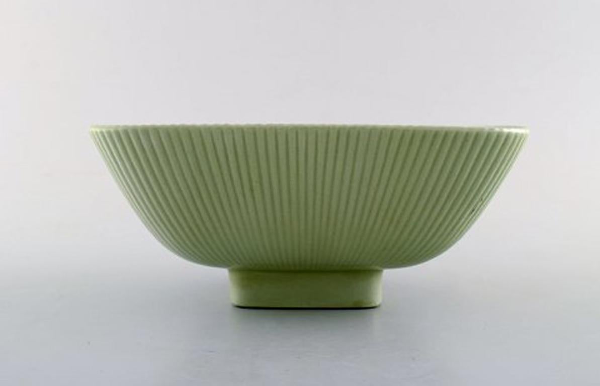 Arthur Percy (b. 1886, d. 1976) for Upsala Ekeby / Gefle. Large ribbed bowl on foot. Beautiful glaze in light green shades with drops inside, circa 1960.
Measures: 20.5 x 9 cm.
In perfect condition.
Stamped.
