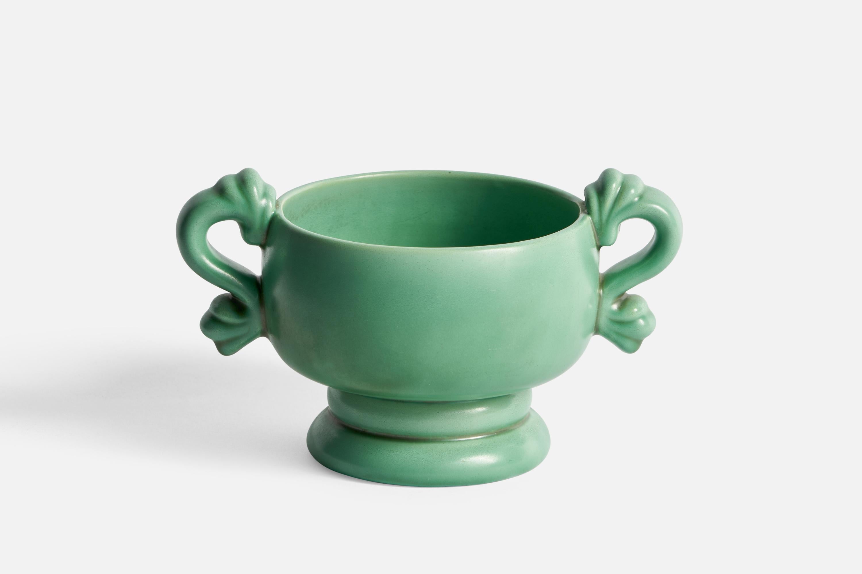 Eine Schale oder Tasse aus zeladongrün glasierter Keramik, entworfen von Arthur Percy und hergestellt von Gefle, Schweden, 1930er Jahre.