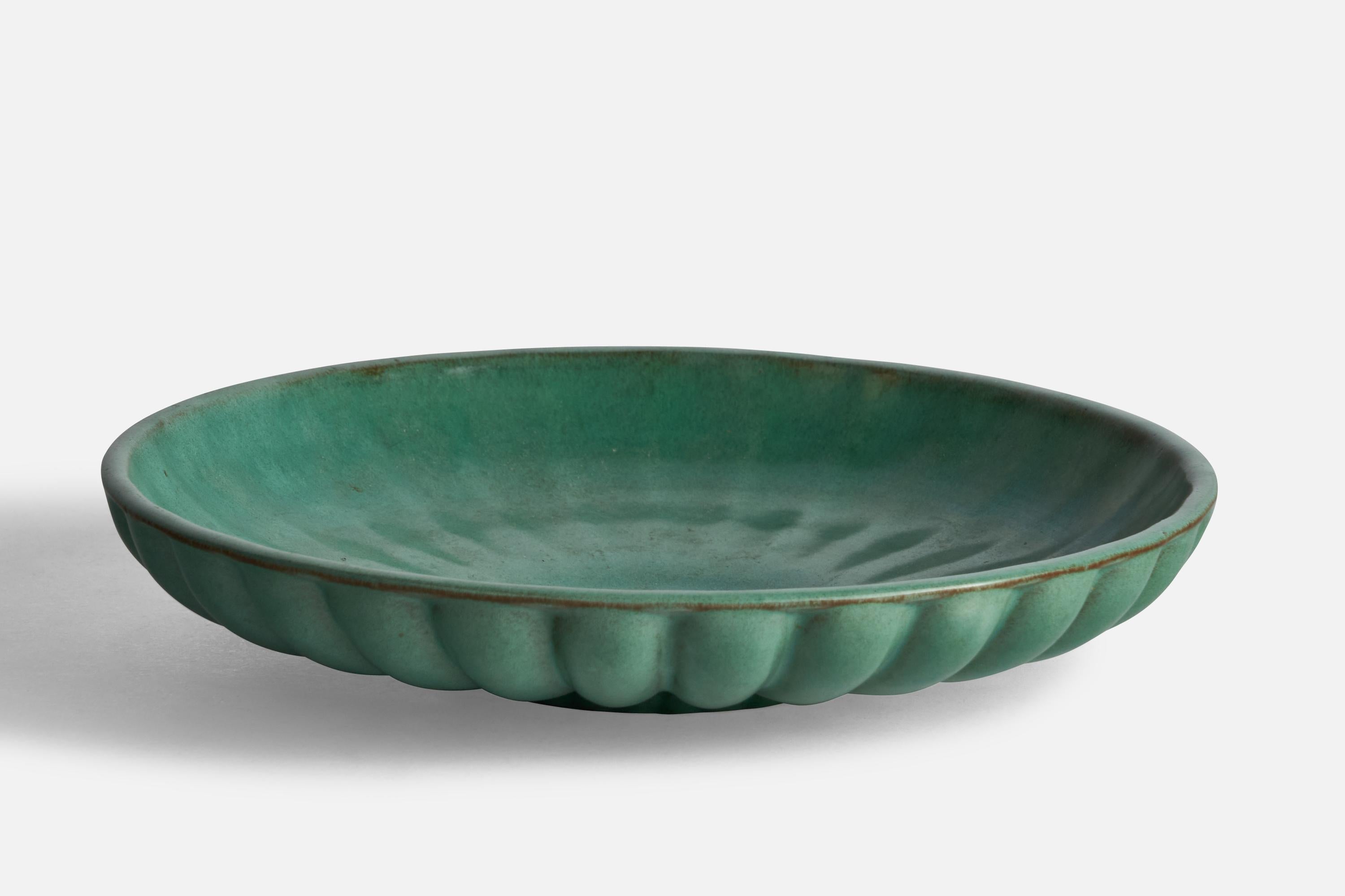 Un bol en céramique à glaçure verte conçu par Arthur Percy et produit par Gefle, Suède, c. 1930.