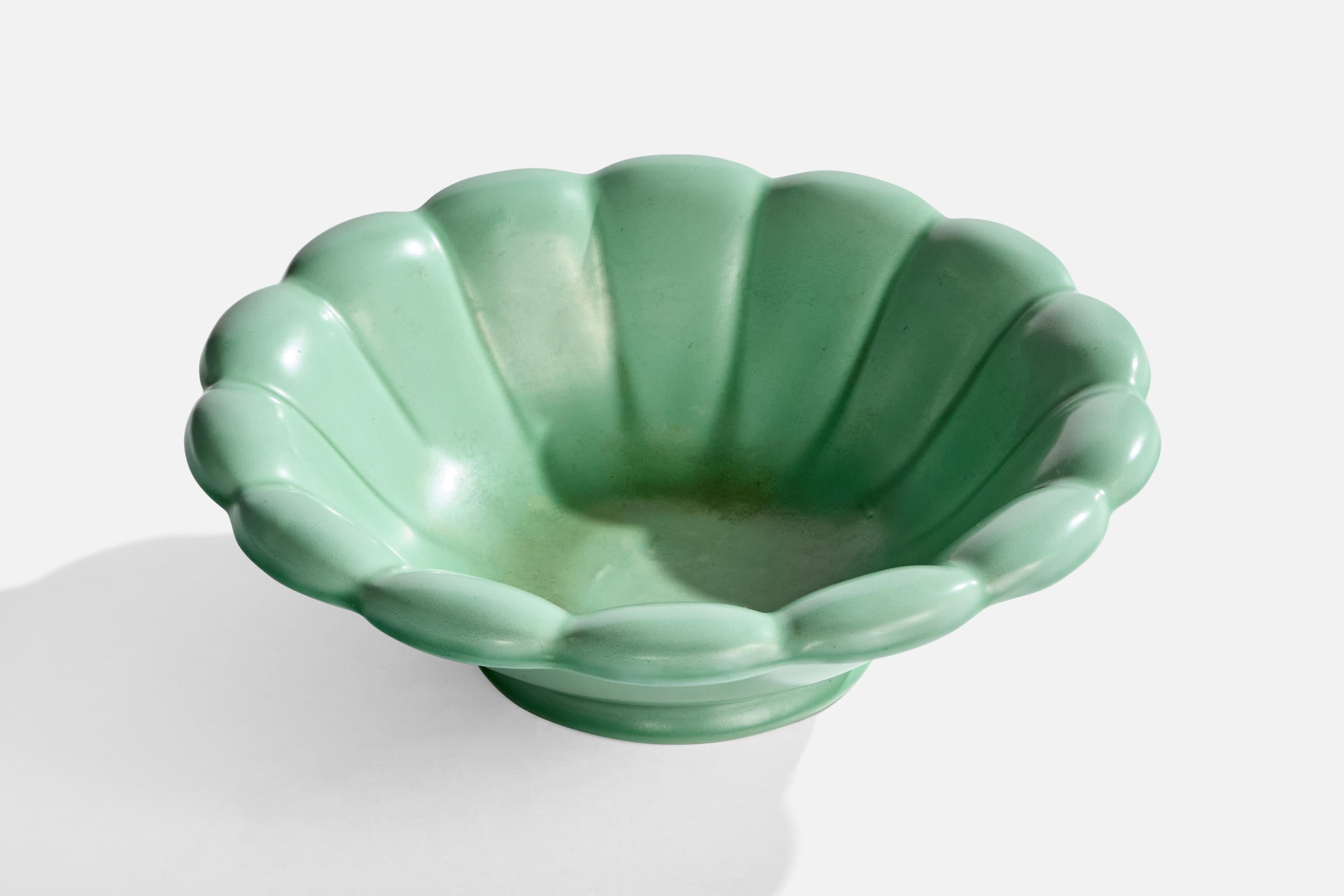Un bol en céramique à glaçure verte conçu par Arthur Percy et produit par Gelf, Suède, vers les années 1930.

Décoloration de la pièce conforme à l'âge et à l'utilisation

Dimensions globales (pouces) : 3.0 