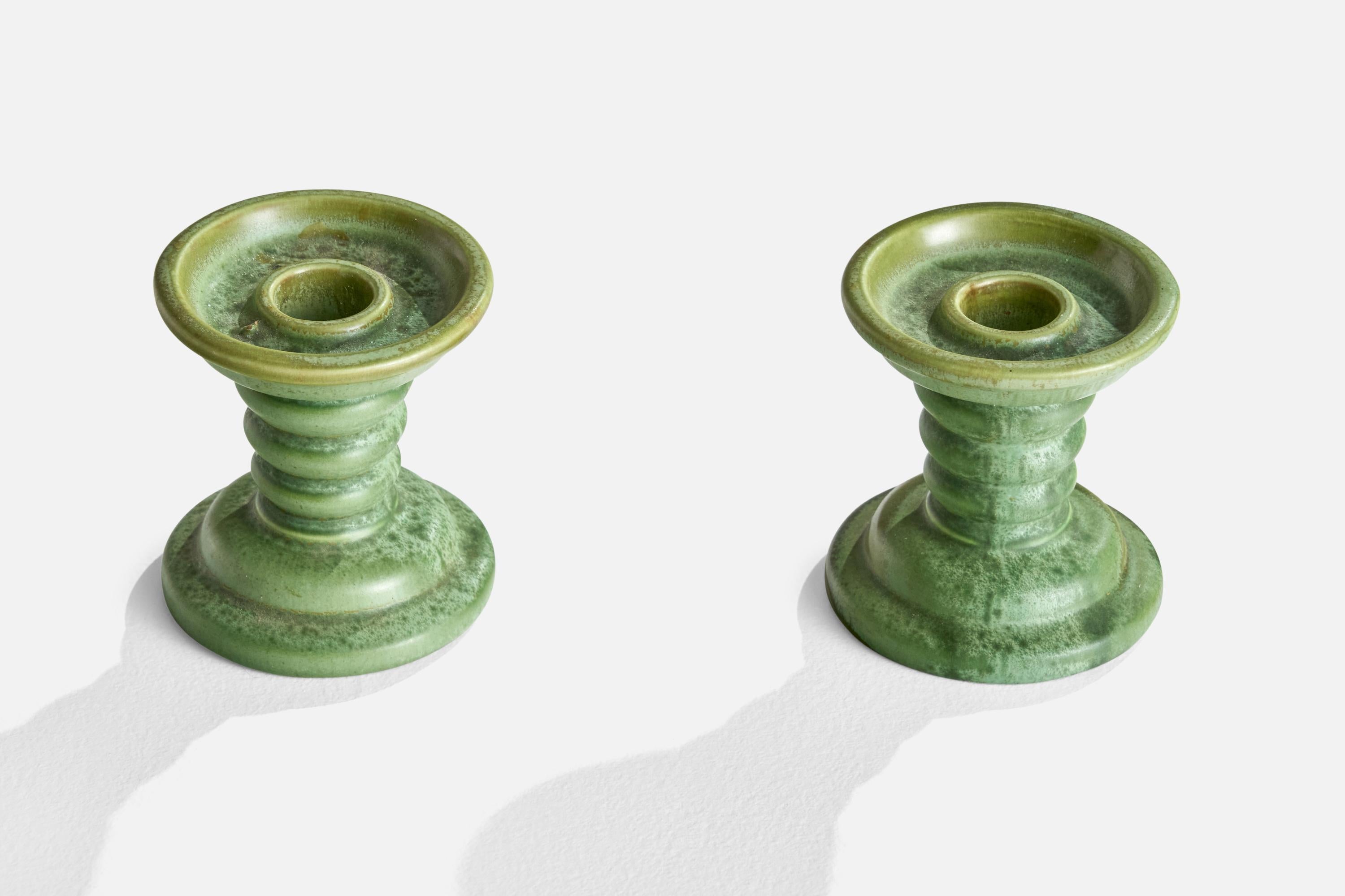 Coppia di candelabri in ceramica smaltata verde disegnati da Arthur Percy e prodotti da Gefle, Svezia, anni '30.

Può contenere candele da 1