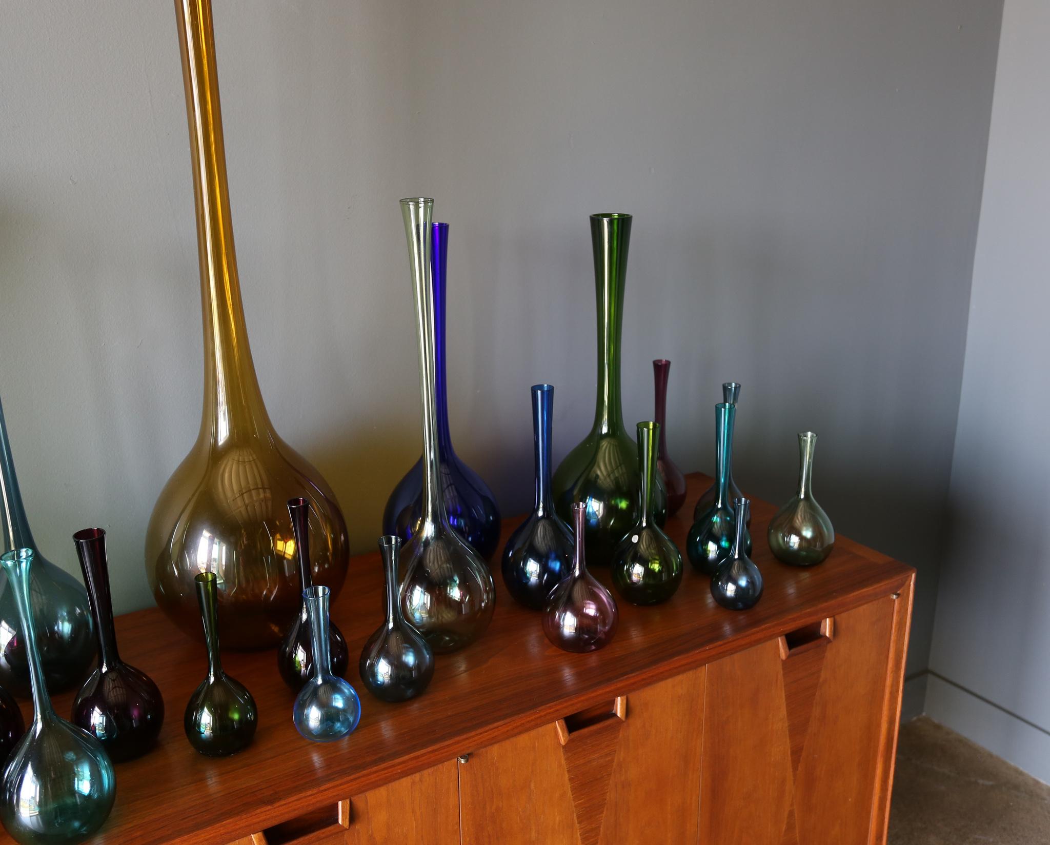 Arthur Percy Collection of 32 Glass Vases for Gullaskruf of Sweden, circa 1955 In Good Condition In Costa Mesa, CA