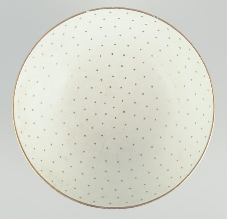 Suédois Arthur Percy pour Gefle. Bol en porcelaine sur base. Décoration or avec points en vente