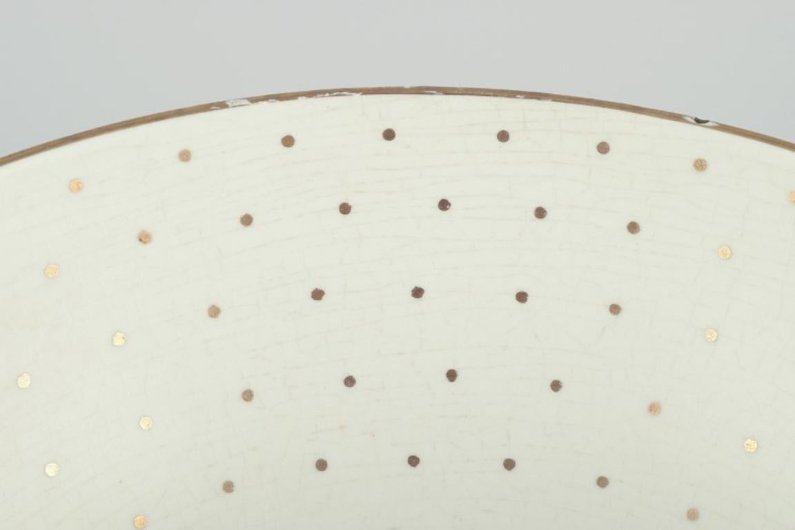 Vernissé Arthur Percy pour Gefle. Bol en porcelaine sur base. Décoration or avec points en vente
