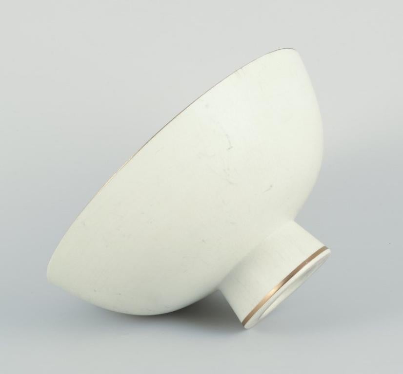 Milieu du XXe siècle Arthur Percy pour Gefle. Bol en porcelaine sur base. Décoration or avec points en vente