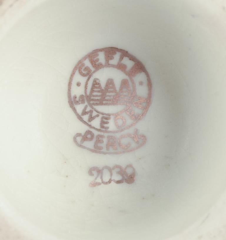 Porcelaine Arthur Percy pour Gefle. Bol en porcelaine sur base. Décoration or avec points en vente