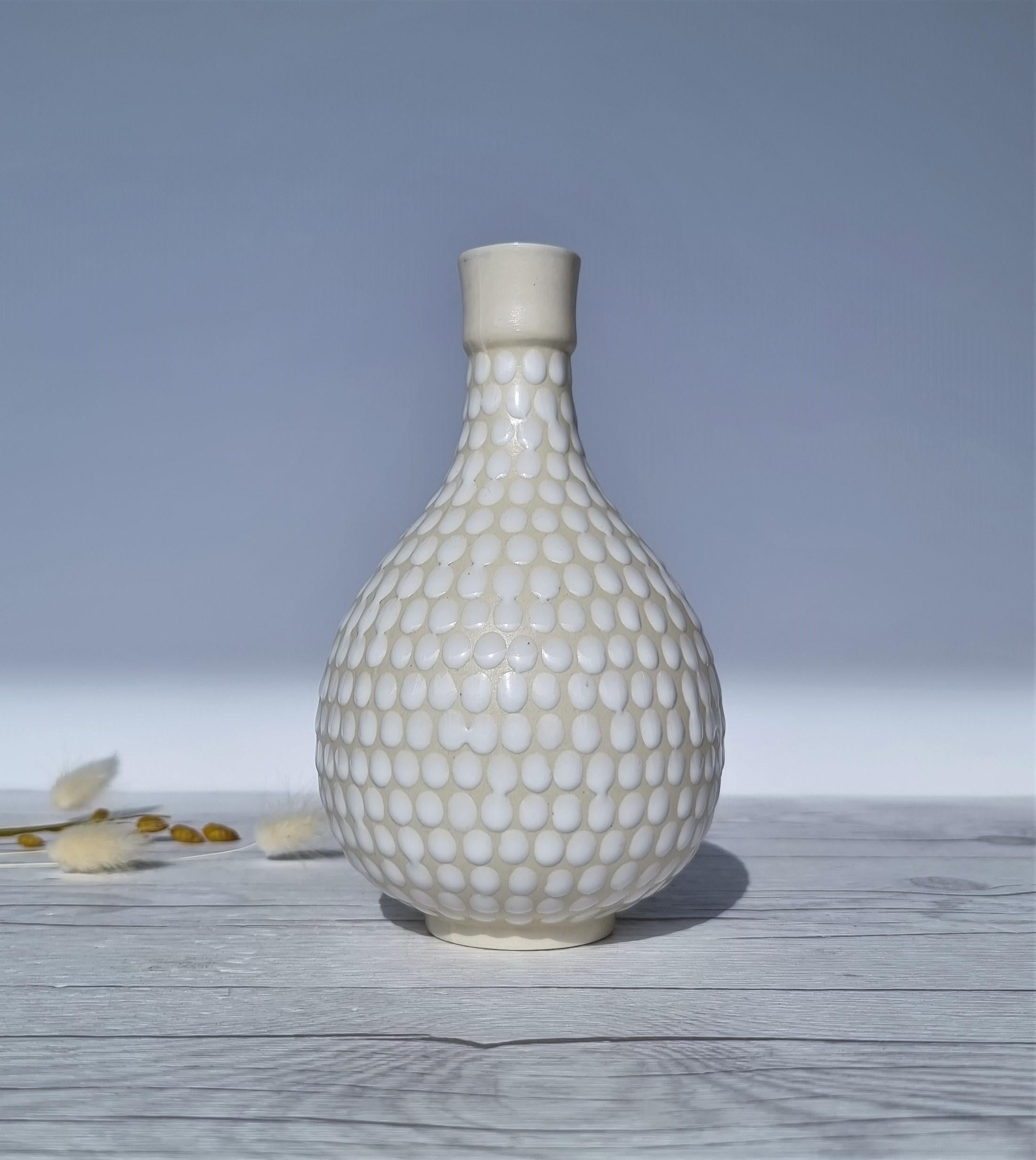This work of beautifully understated elegance is of Scandinavian mid-century design and by Upsala Ekeby's renowned artistic director, Arthur Percy (b.1886 - d. 1976). In this piece, Percy combines the gentle curves of the classic bottle flask form
