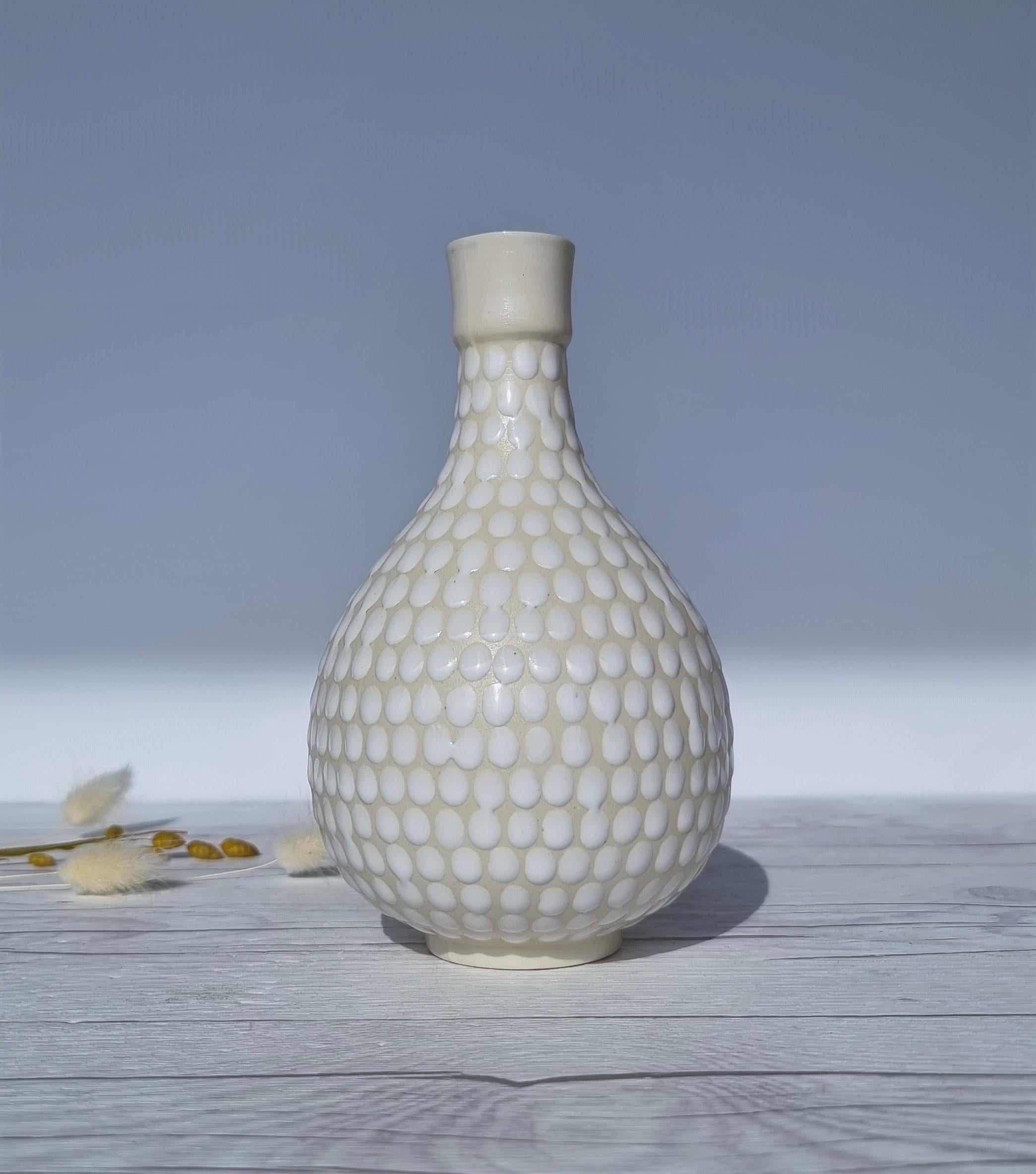 Ceramic Arthur Percy for Gefle Upsala Ekeby, Buttermilk / Daisy White Dotted Relief Vase For Sale