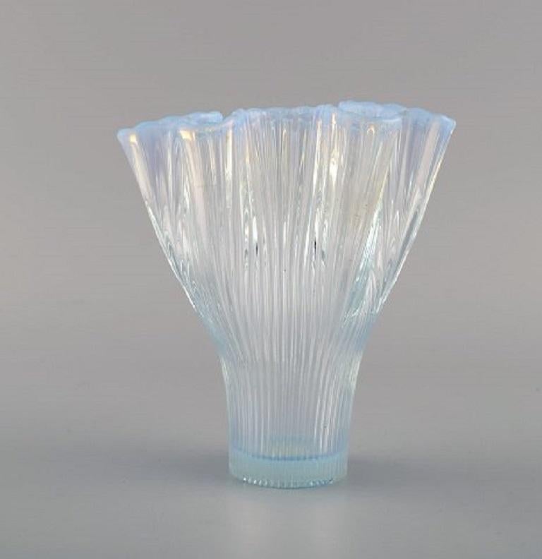 Arthur Percy for Gullaskruf. Veckla vase in light blue mouth blown art glass. Wavy shape, Sweden, mid-20th century.
Measures: 13.5 x 12.5 cm.
In very good condition.