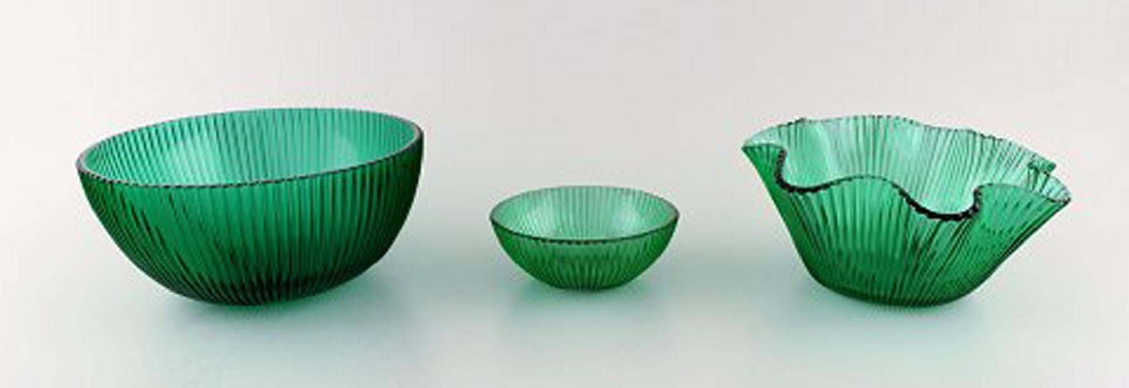 Arthur Percy pour Nybro, Suède. 3 bols en verre d'art vert. Conception cannelée.
En parfait état.
Mesures : 21 cm x 10 cm. 20 cm x 9,5 cm. 12 cm x 5 cm.