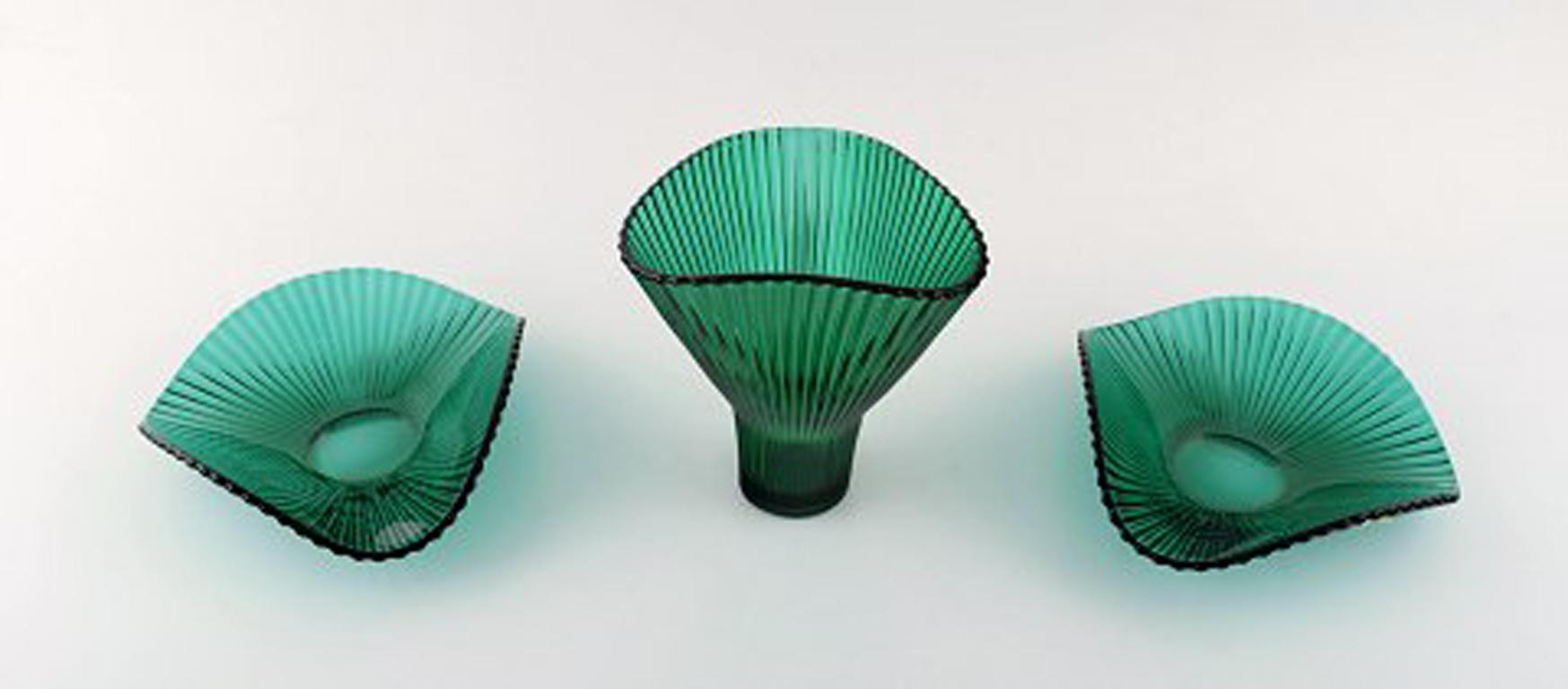 Arthur Percy for Nybro Sweden. Two bowls and a vase in green art glass.
In perfect condition.
Measures: Vase: 13 cm x 12 cm. Bowls: 16 cm x 5 cm.