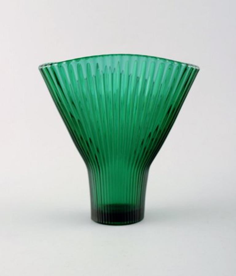 Scandinave moderne Deux bols et un vase en verre d'art vert d'Arthur Percy pour Nybro, Suède en vente