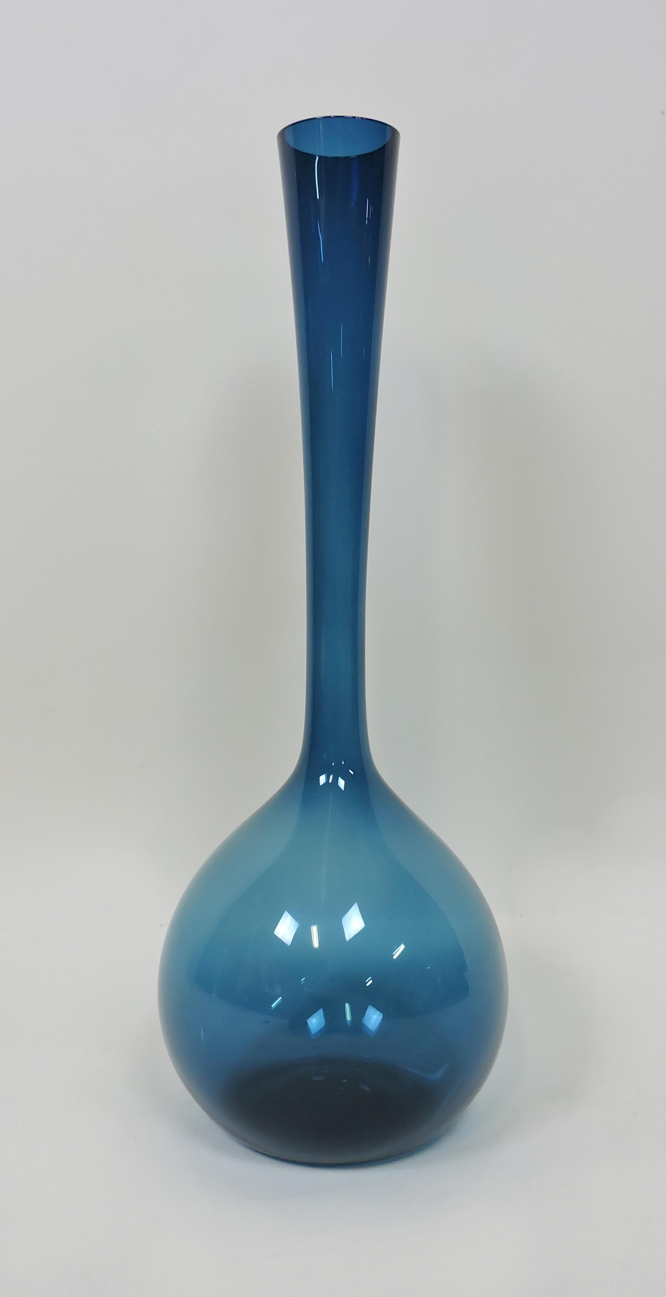 Grand et impressionnant vase à bulbe soufflé à la main par Arthur Percy et fabriqué en Suède par Gullaskruf. Ce vase mesure près de 20