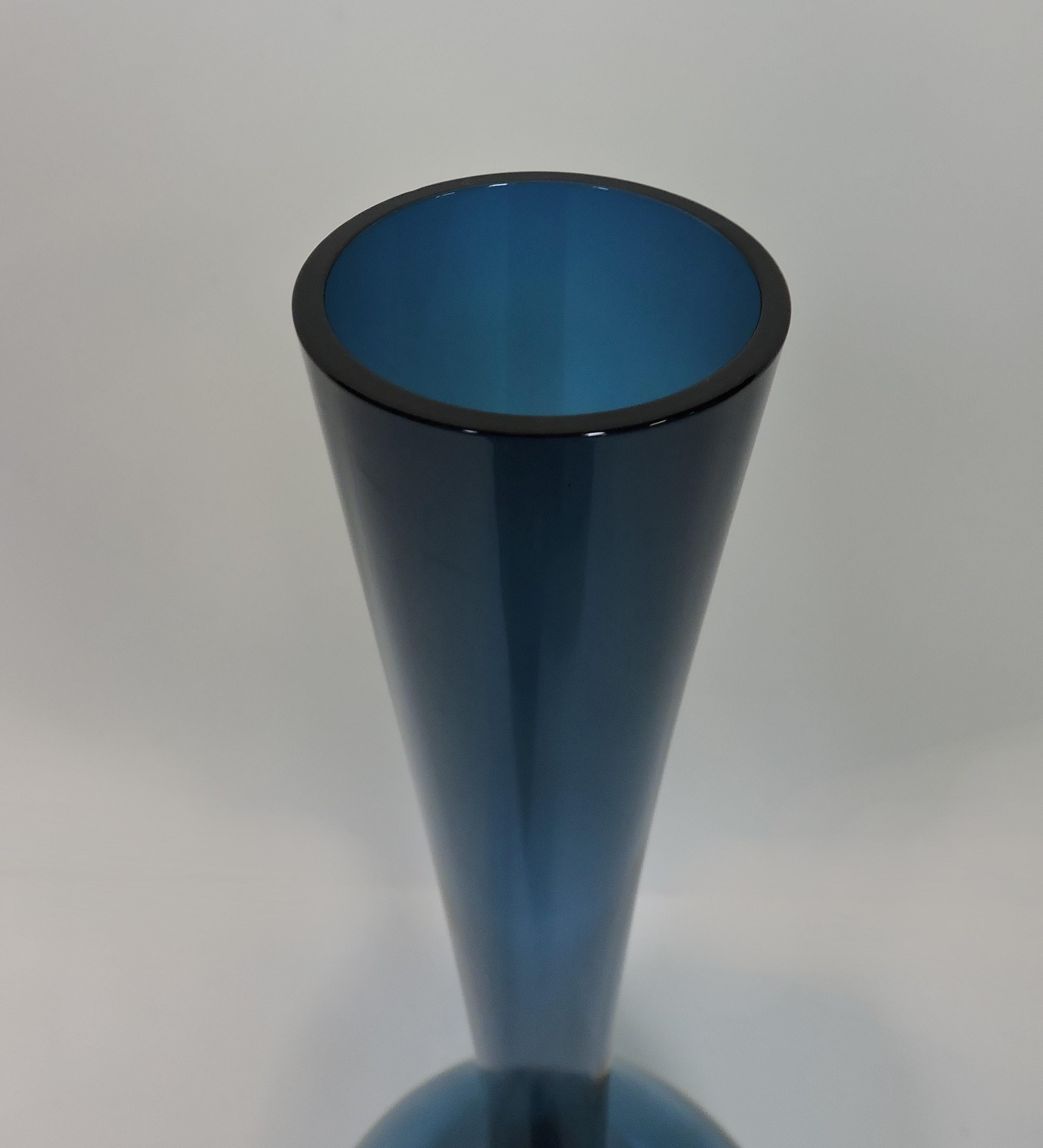 Fatto a mano Arthur Percy Vaso in vetro artistico moderno svedese di metà secolo per Gullaskruf in vendita