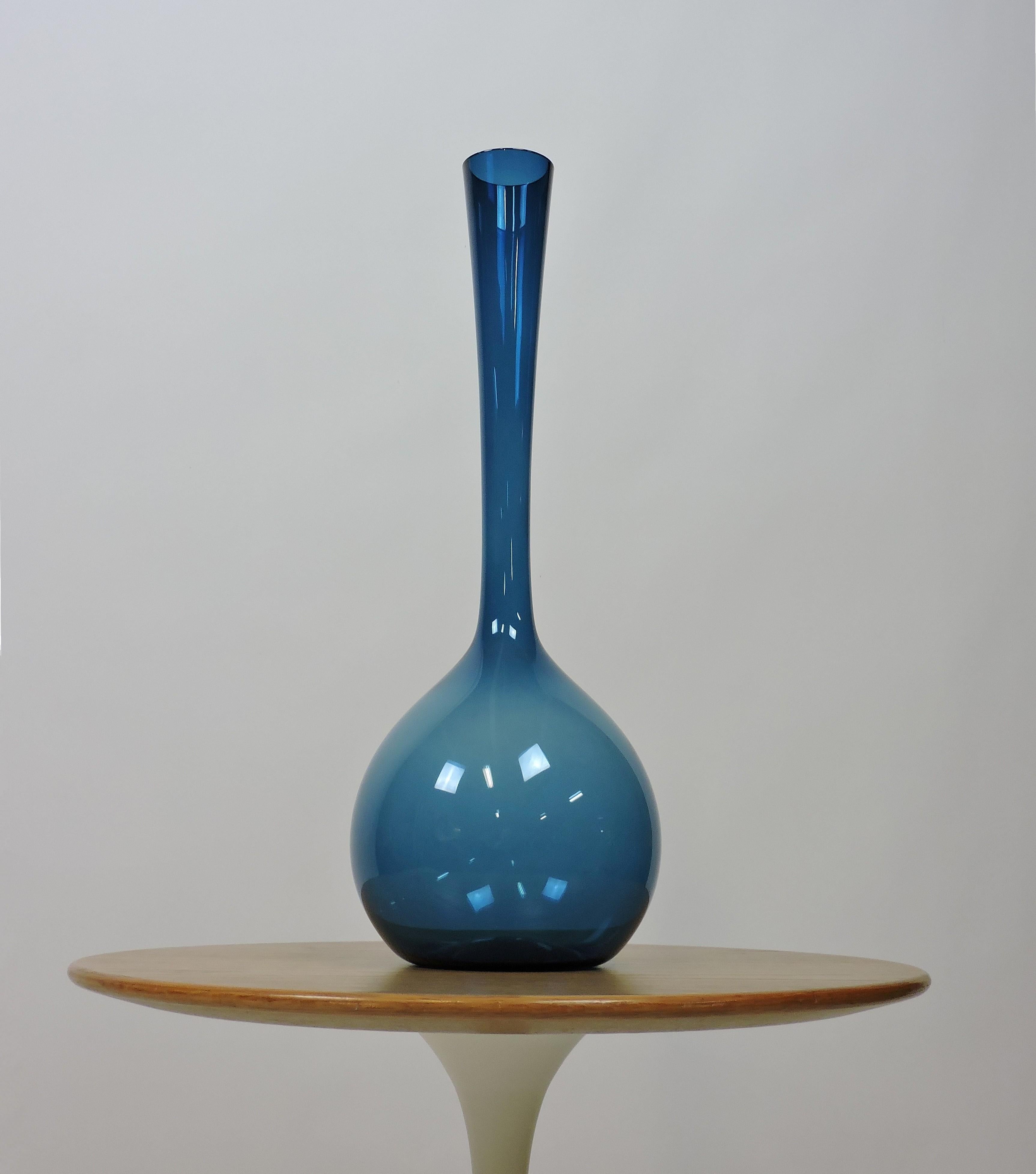 Arthur Percy Midcentury Swedish Modern Art Glass Vase for Gullaskruf In Good Condition For Sale In Chesterfield, NJ