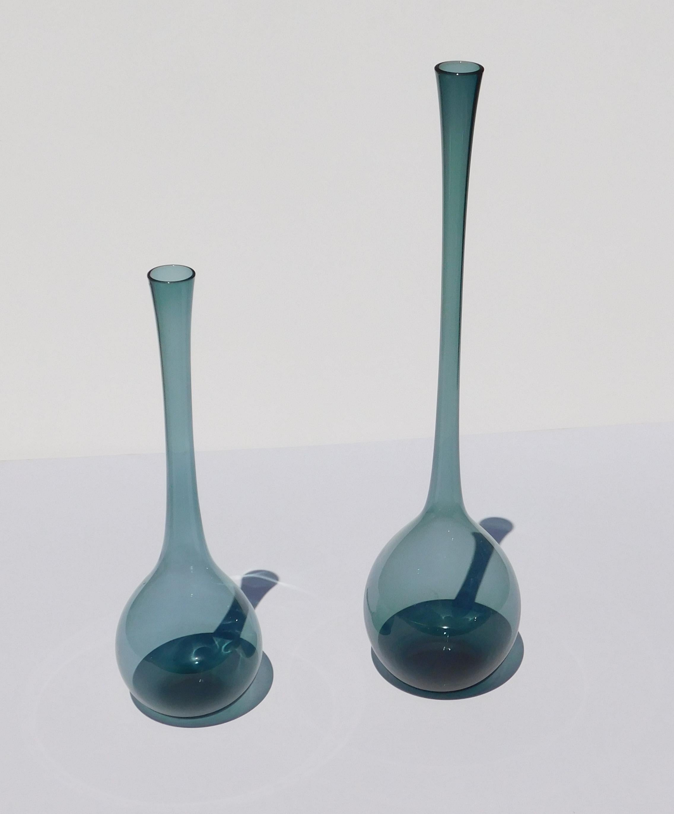 Ensemble de deux vases en verre d'art, probablement par Arthur Percy pour Gullaskruf, Suède, années 1950
Couleur bleu fumé
Une mesure : 16 5/8