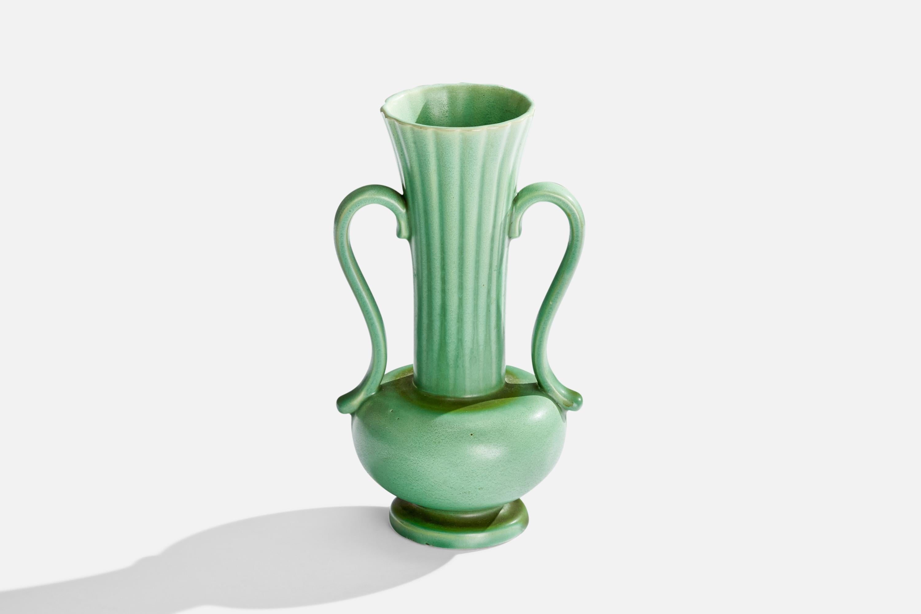 Jarrón de cerámica vidriada en verde diseñado por Arthur Percy y producido por Gefle, Suecia, años 30.