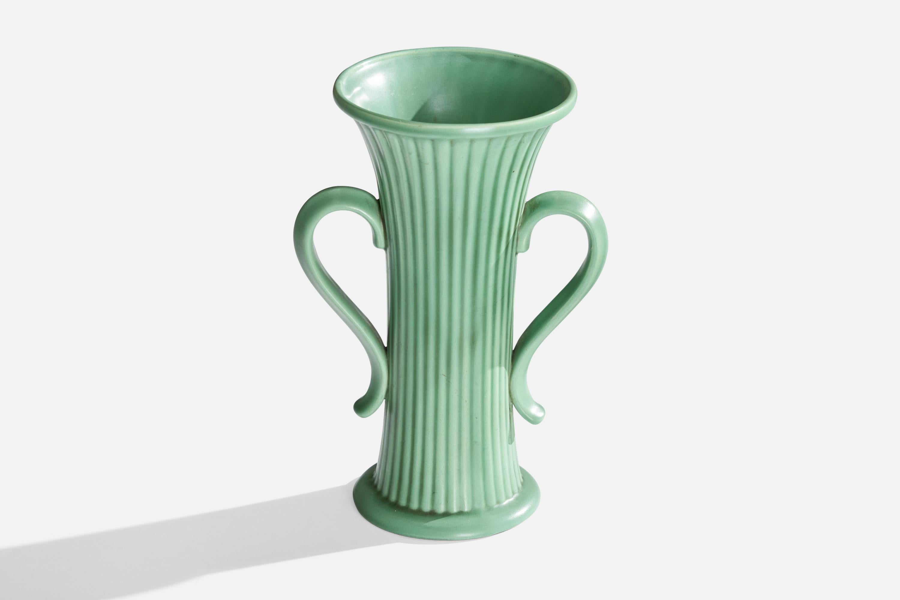 Vase en céramique émaillée verte conçu par Arthur Percy et produit par Gefle, Suède, années 1930.


