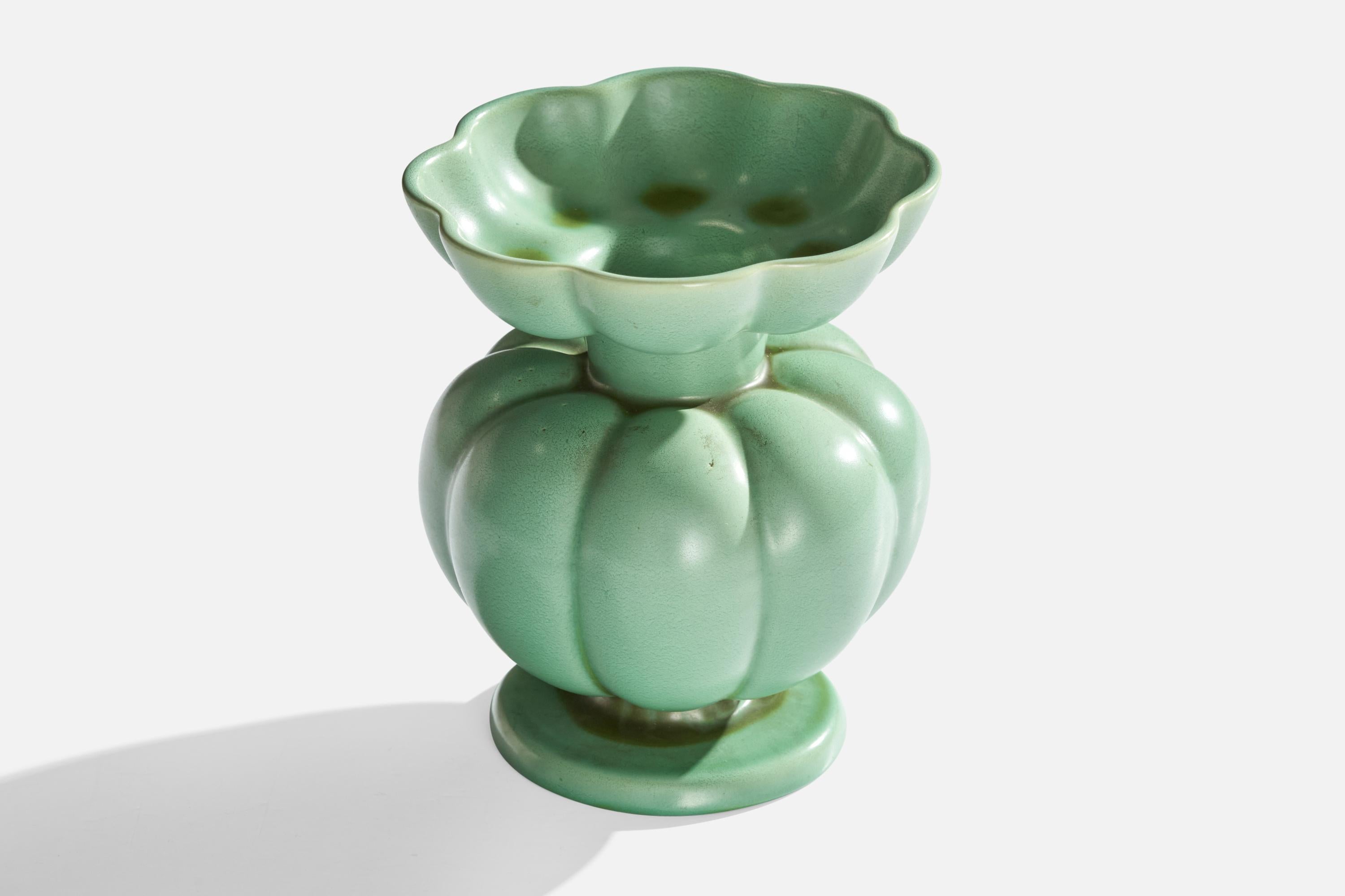 Vase en céramique émaillée verte conçu par Arthur Percy et produit par Gefle, Suède, années 1930.